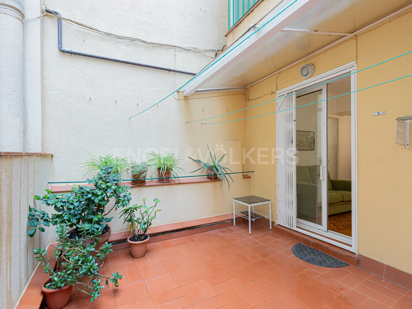 Apartment to renovate in good condition, with interior terrace
