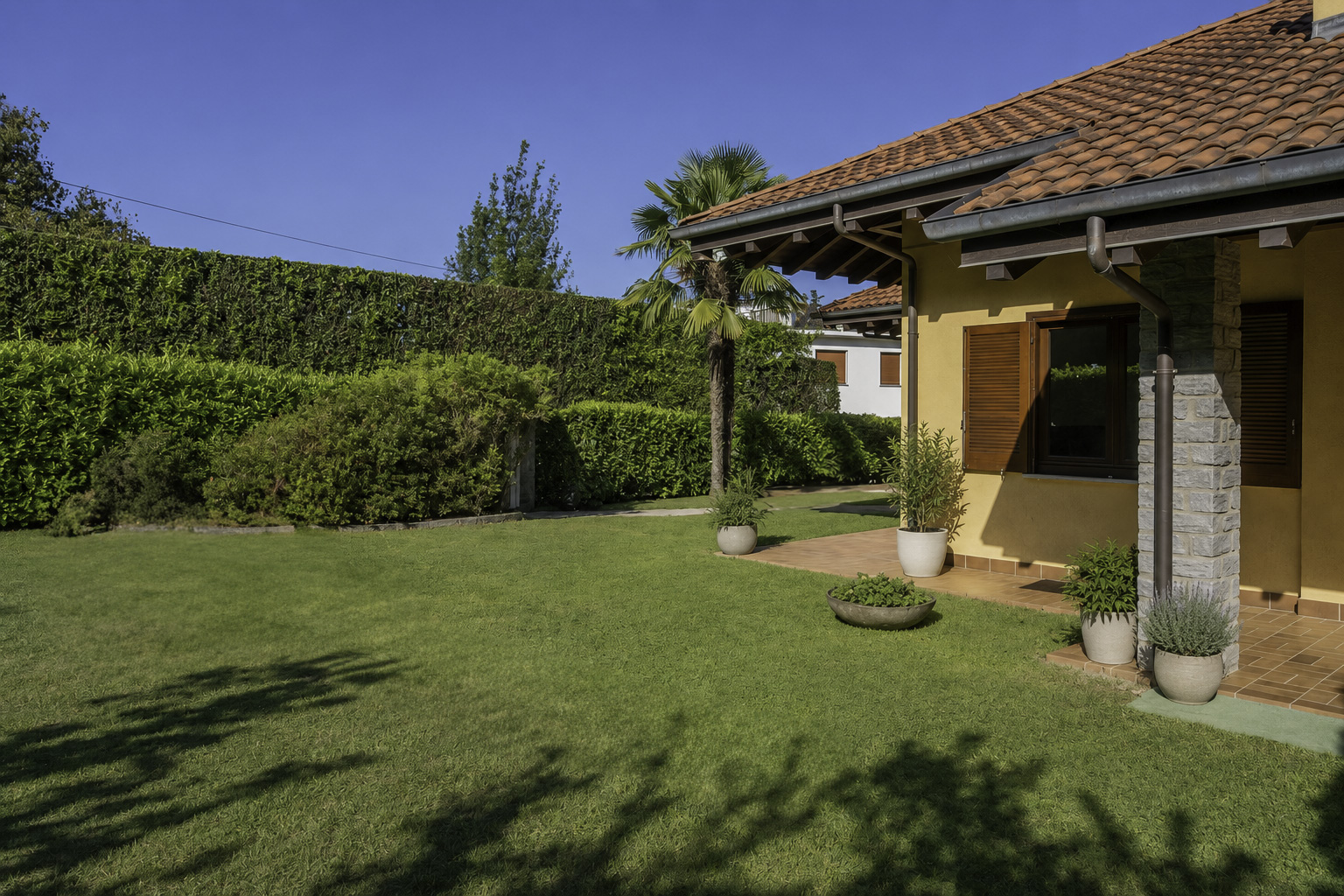 Detached villa with garden a short walk from the lake
