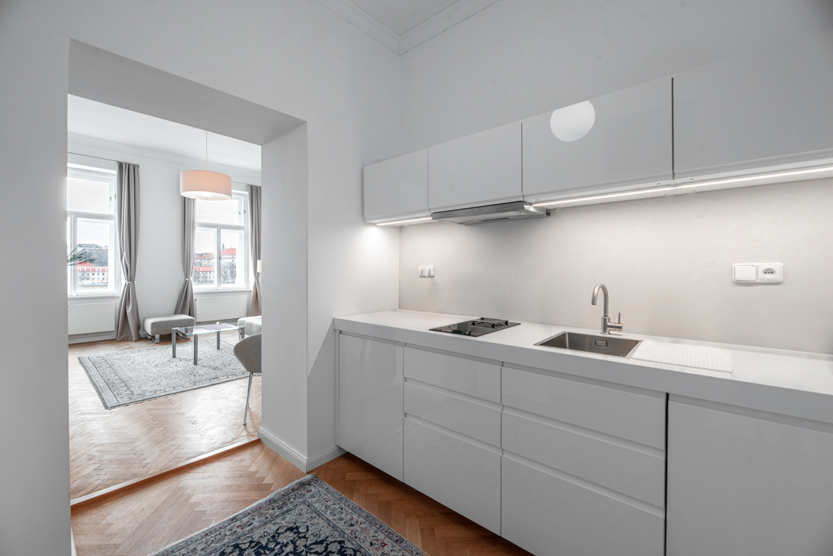 Pronájem bytu 2+1 na Smíchově s výhledem na Vltavu a Tančící dům