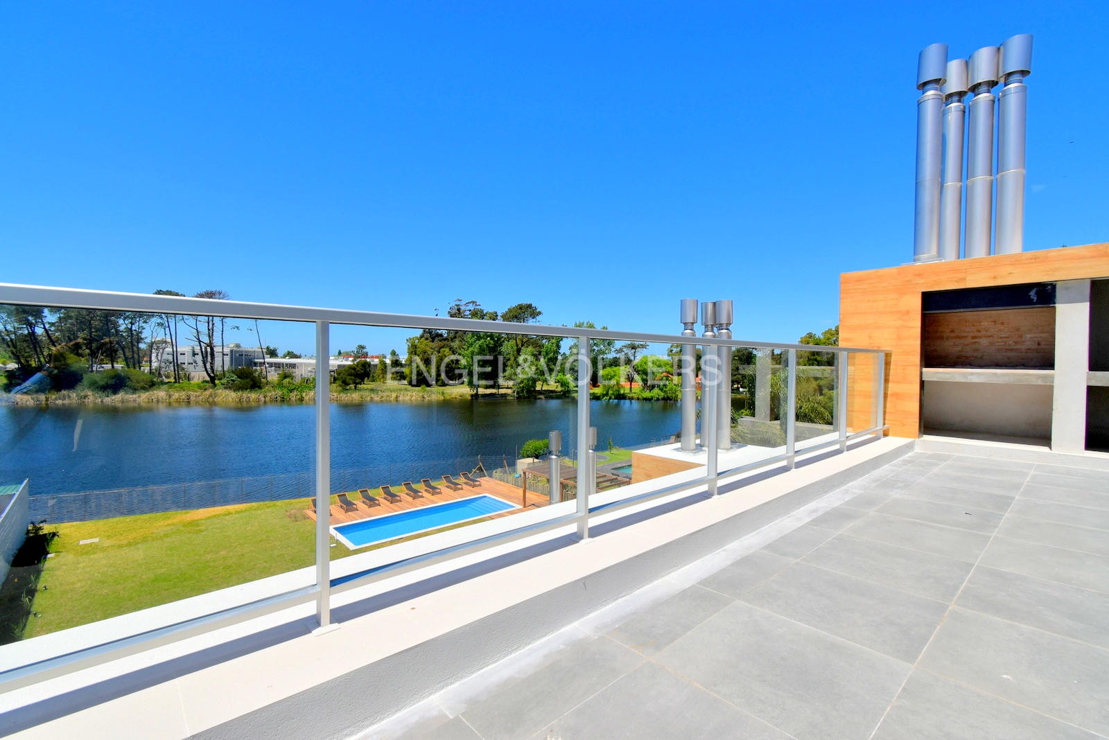 Modern penthouse for rent with lake view in Montevideo