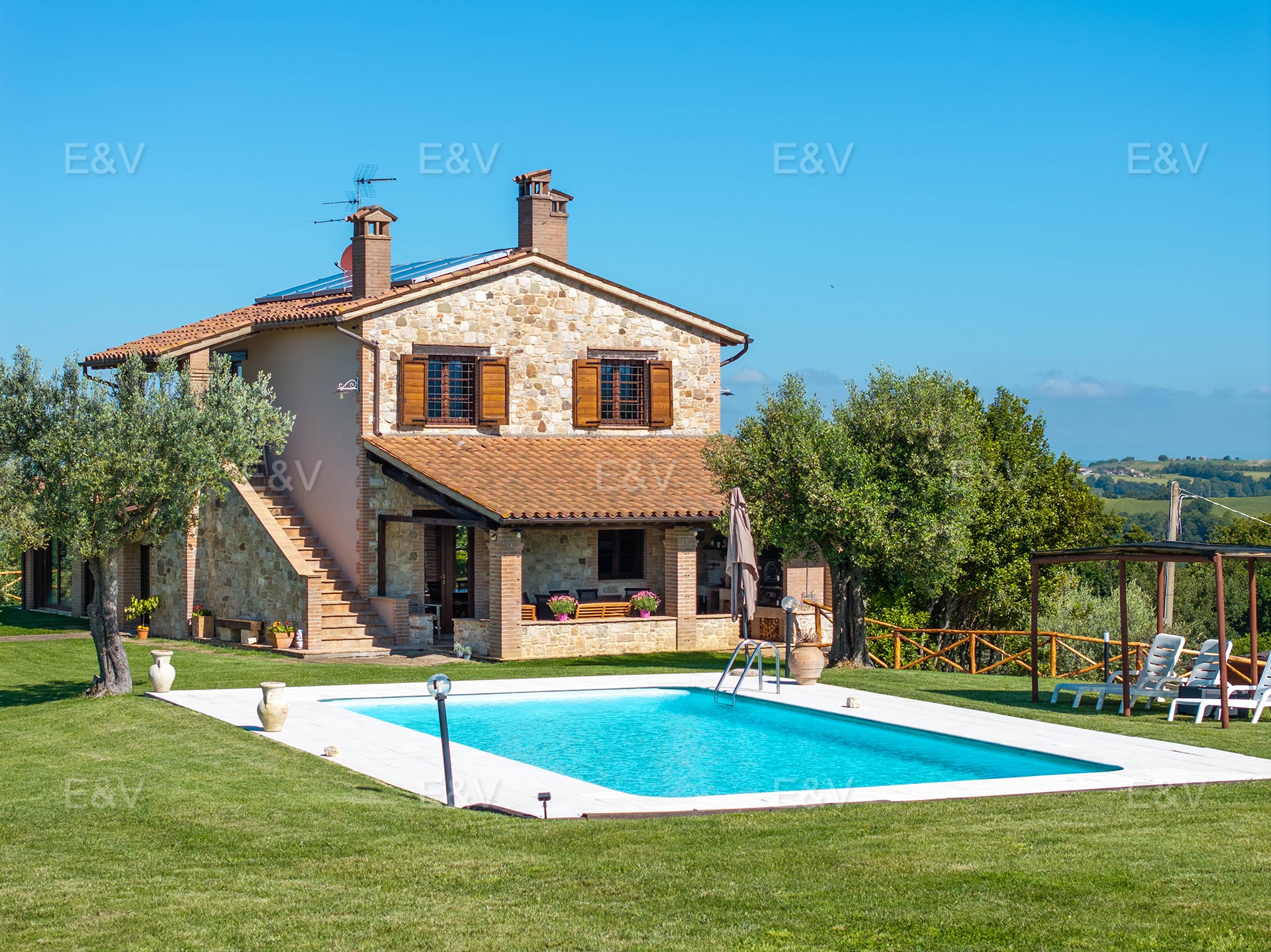 Casale con piscina e giardino privato