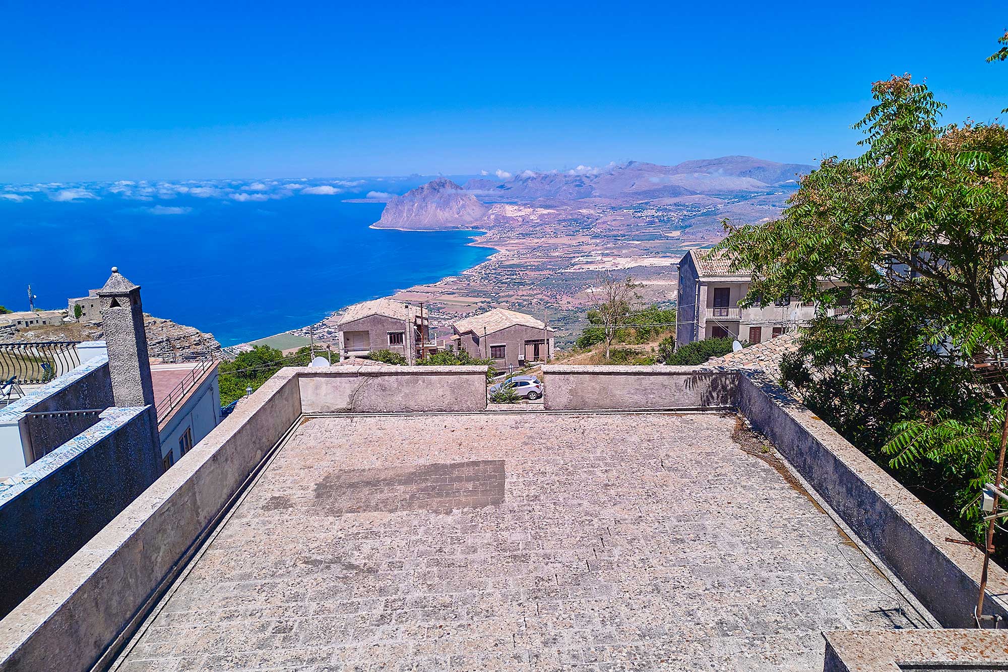 Entire panoramic building to renovate, with terrace and private courtyard