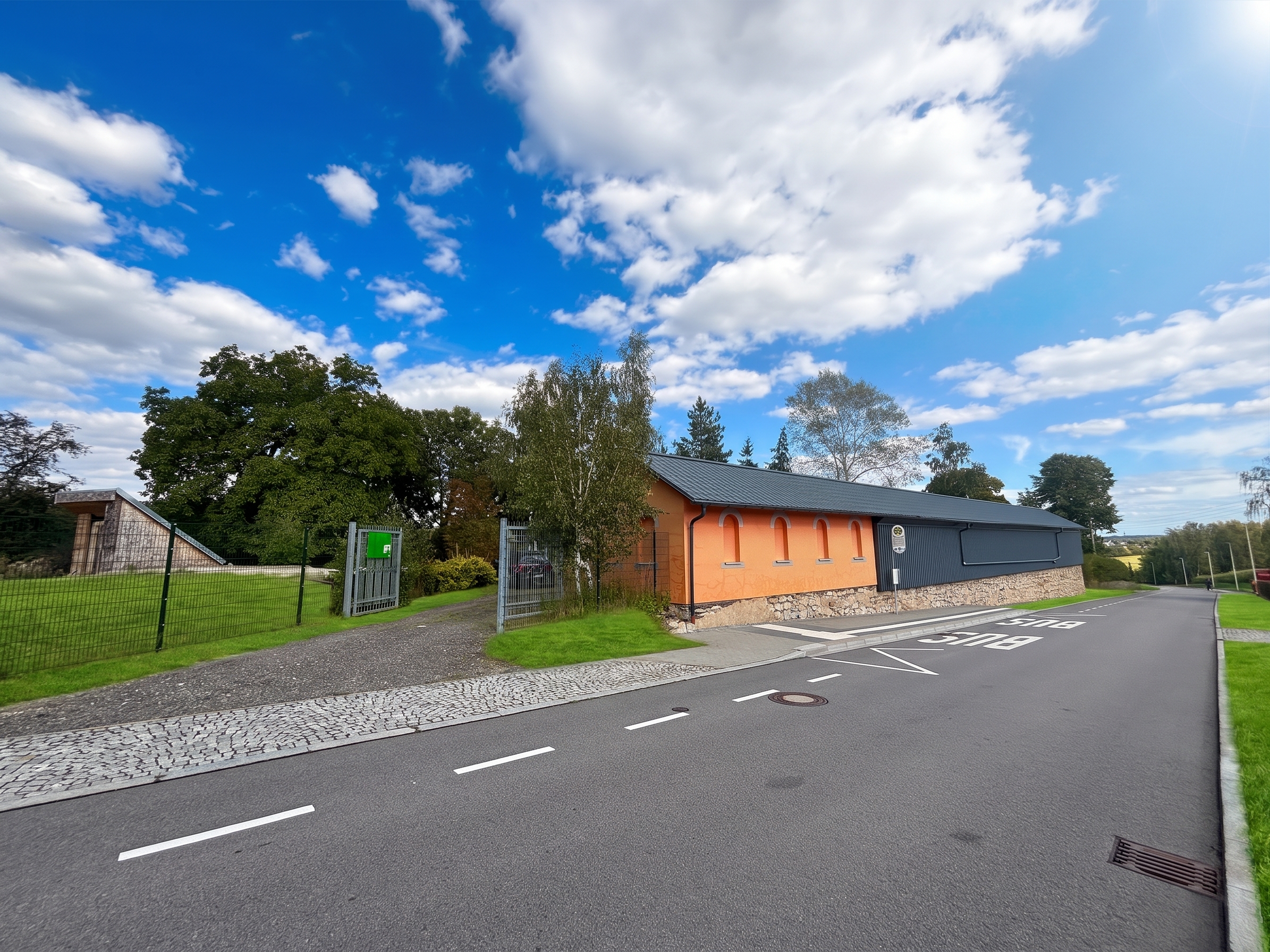Entwicklungsstarkes Grundstück in Glauchau mit vielseitigen Nutzungsmöglichkeiten [KI-modifiziert]