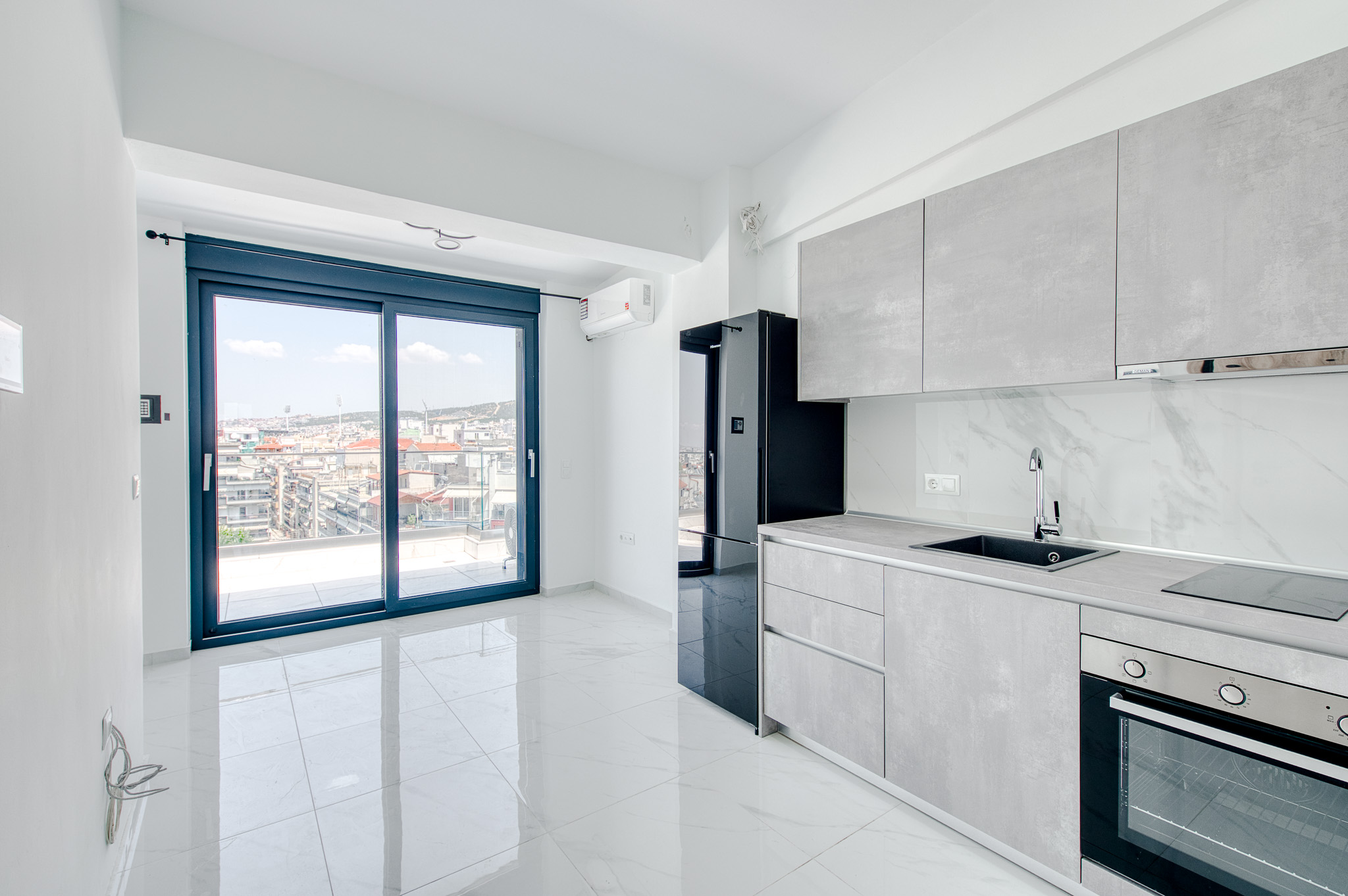 Newly built 8th-floor apartment with stunning view in Toumba