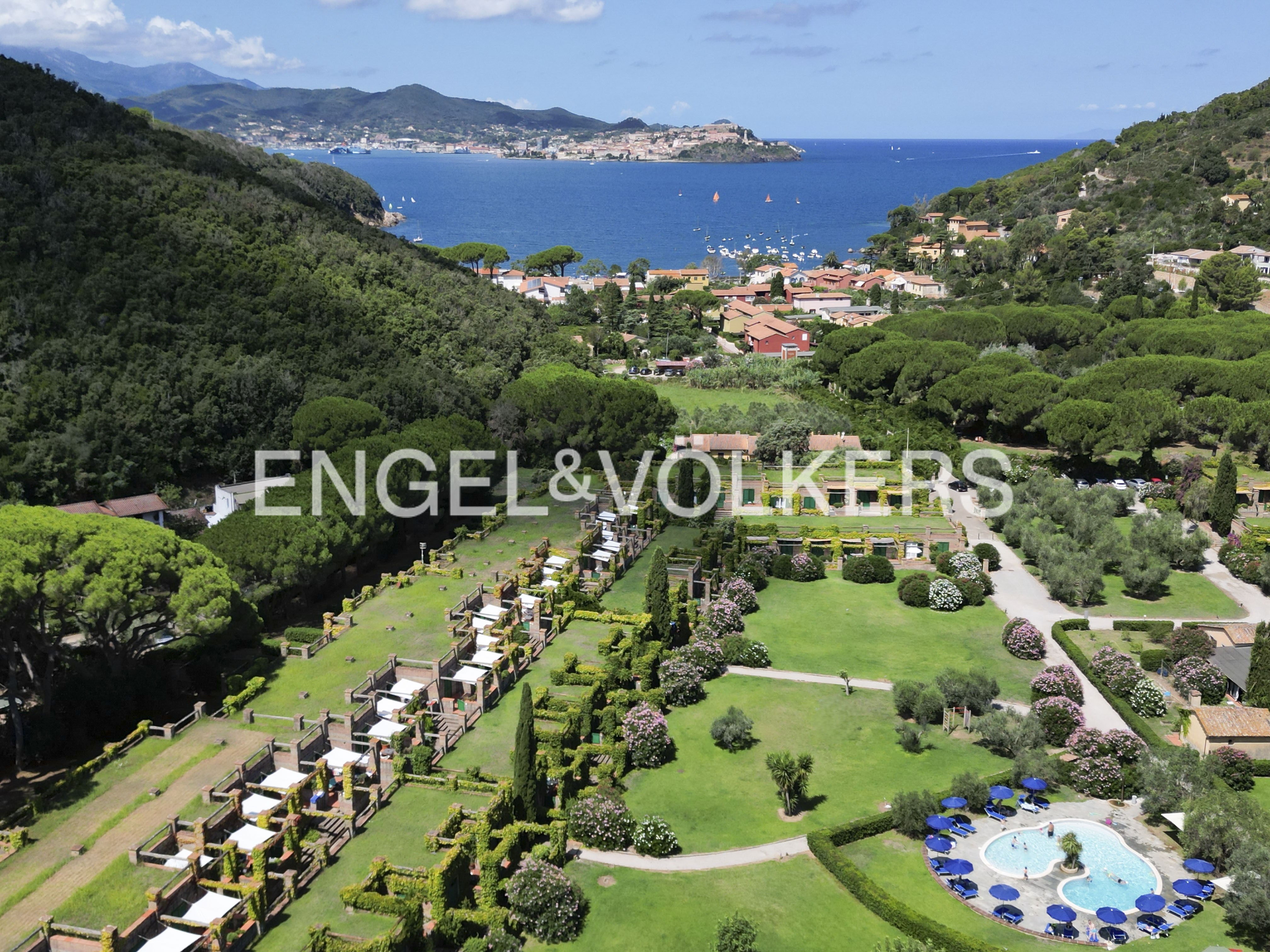 Bagnaia: Apartment surrounded by a rich botanical garden near the sea