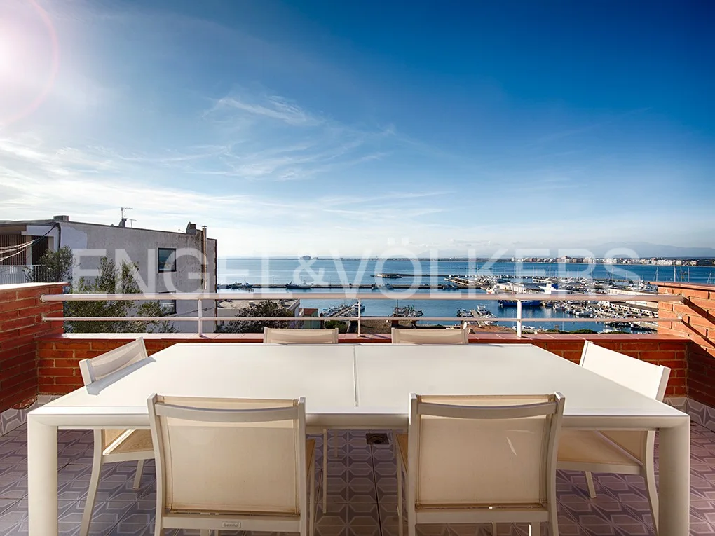 Completely renovated apartment, with views and garage in Roses