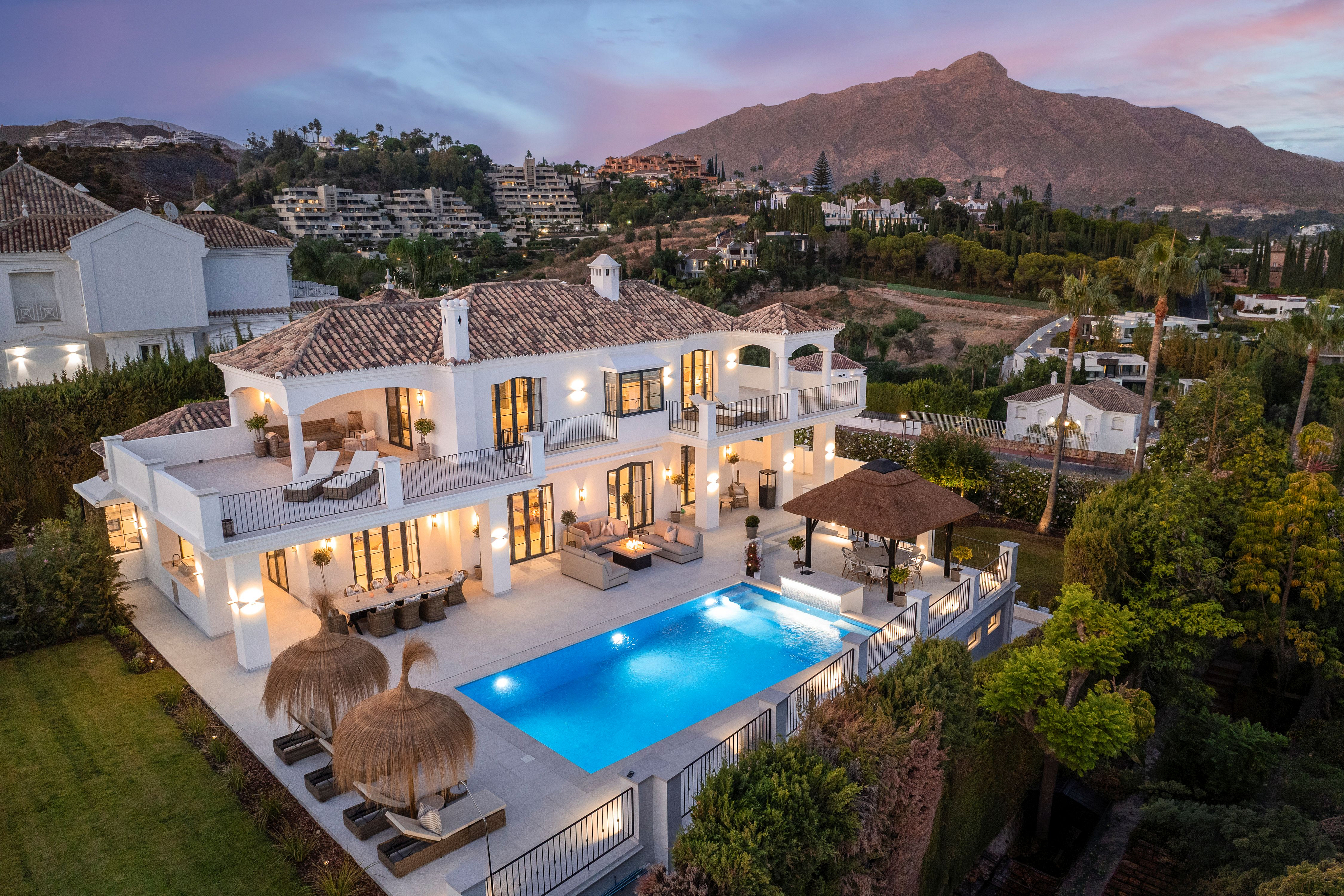 Außergewöhnliche Villa mit atemberaubendem Meer- und Bergblick in Nueva Andalucía