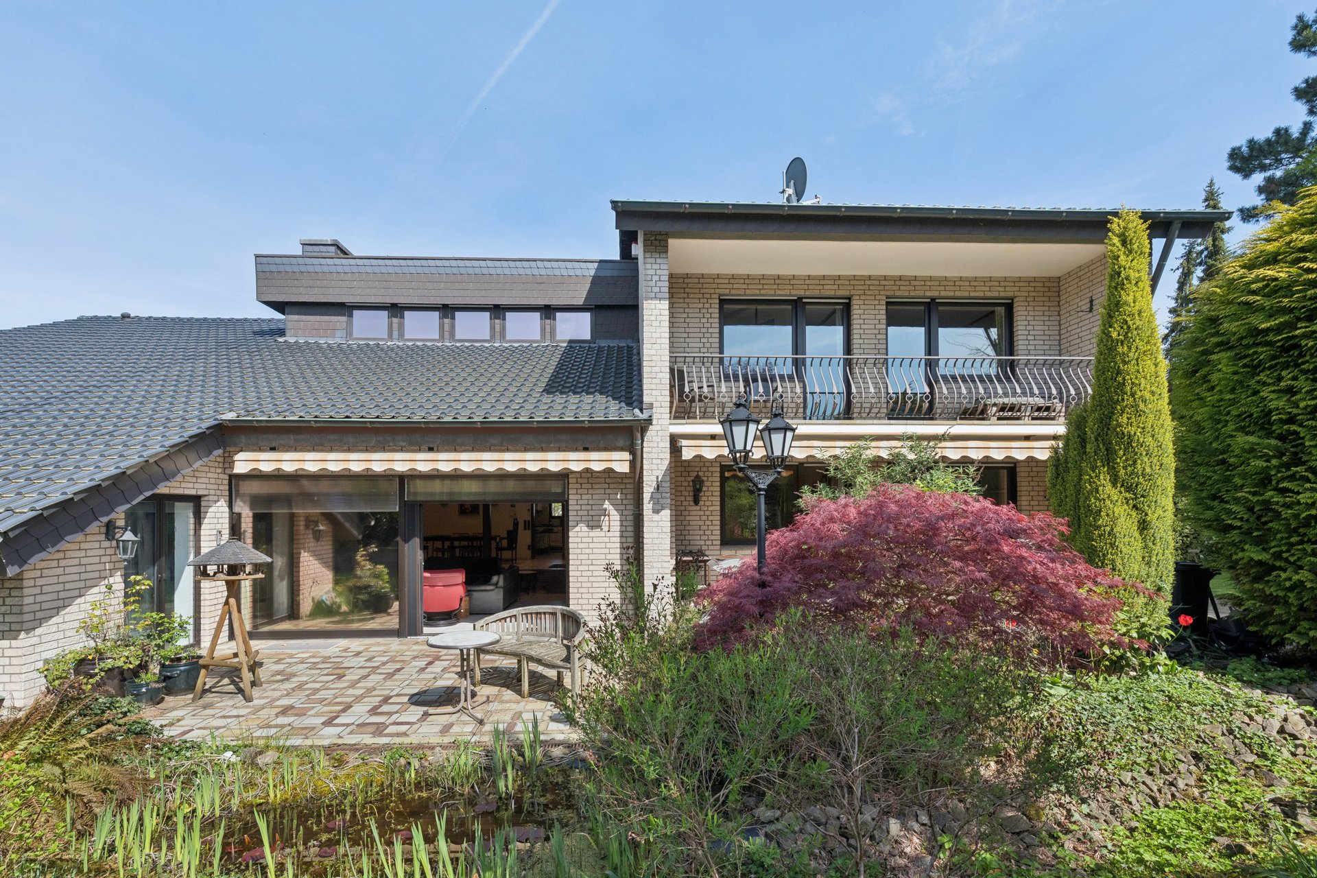 Spacious home with distinctive architecture in a central location in Schildgen