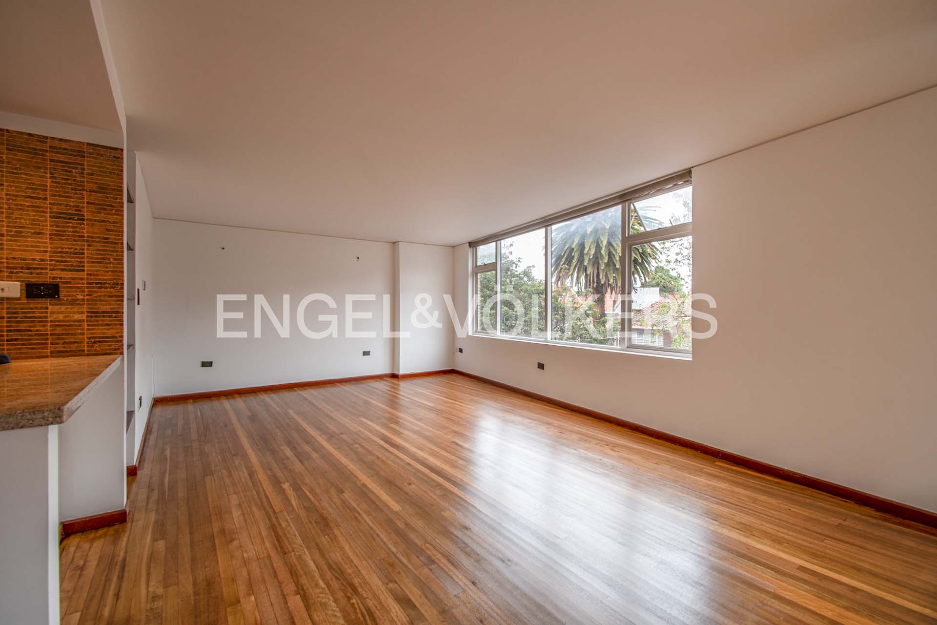 Amplio e iluminado apartamento para venta en Quinta Camacho