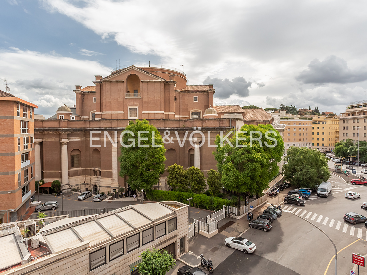 Elegant, bright apartment in the heart of Parioli
