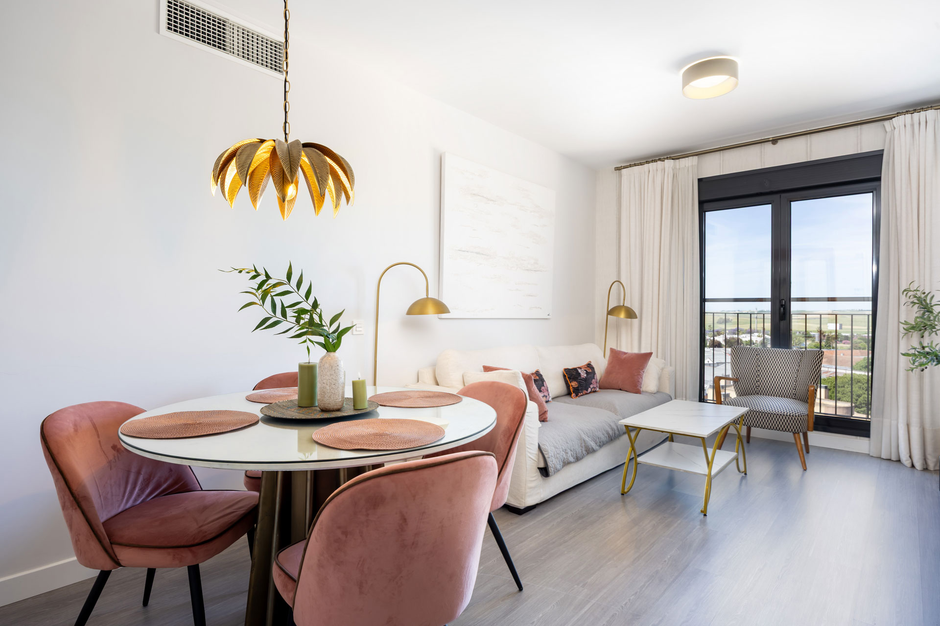 Discover your contemporary retreat in Jerez de la Frontera with a Tourist License generating returns: Bright apartment with 2 bedrooms, 2 bathrooms, private garage with storage room, elevator, equipped kitchen with laundry area in an exclusive residential neighborhood.