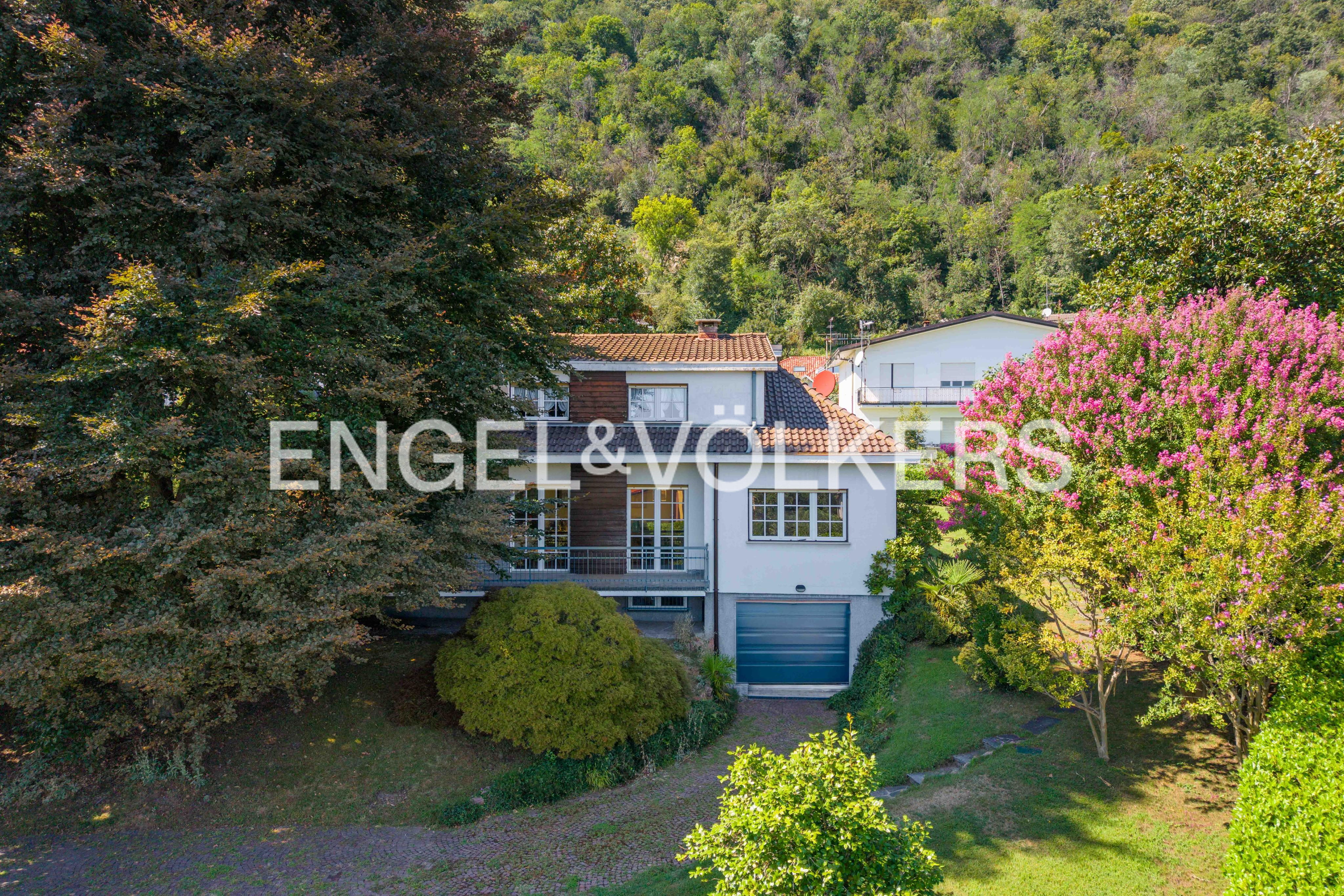 Elegant and harmonious villa in the greenery of Valceresio