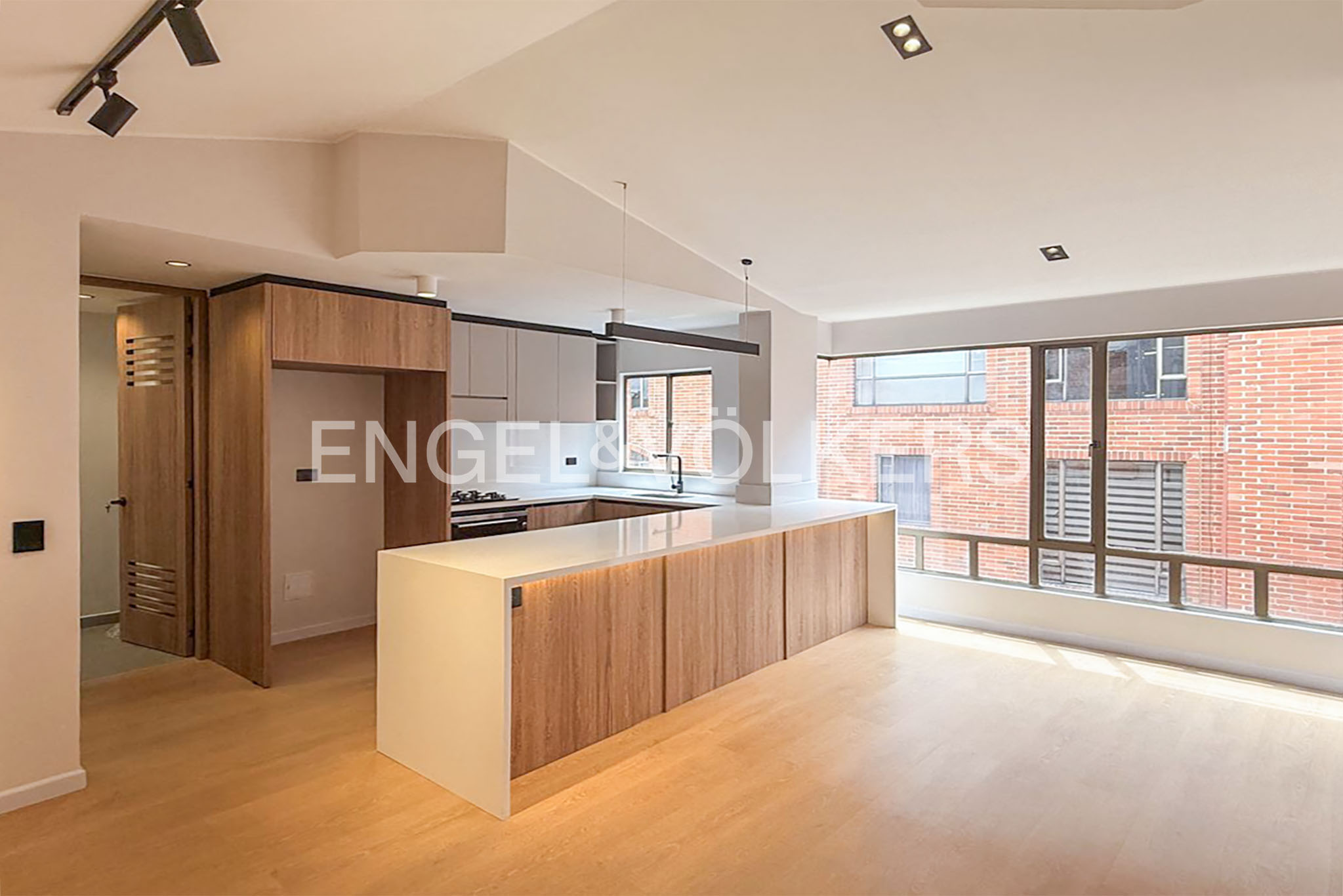 Apartamento dúplex remodelado para venta en San Patricio