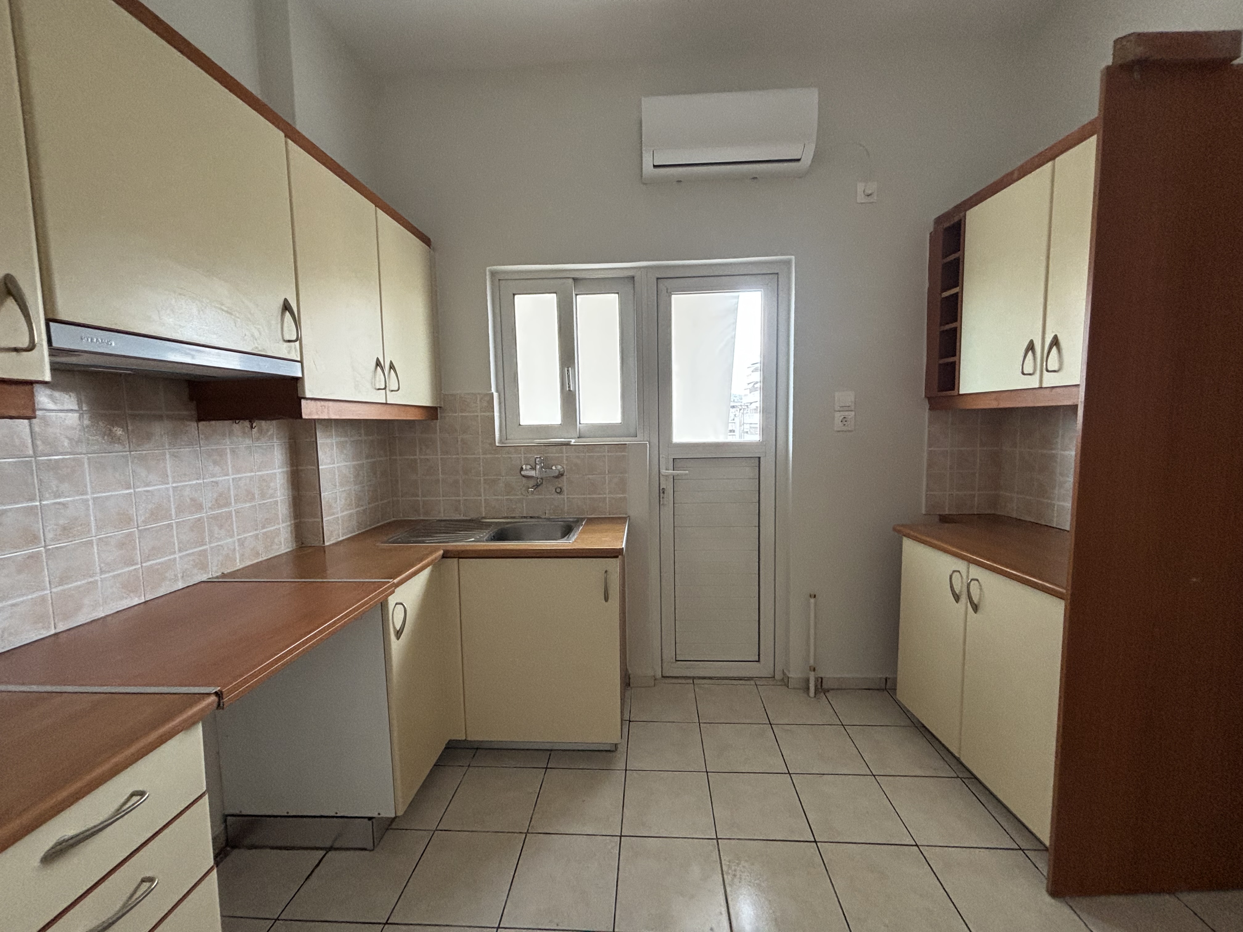 Cozy renovated apartment near Sepolia Metro
