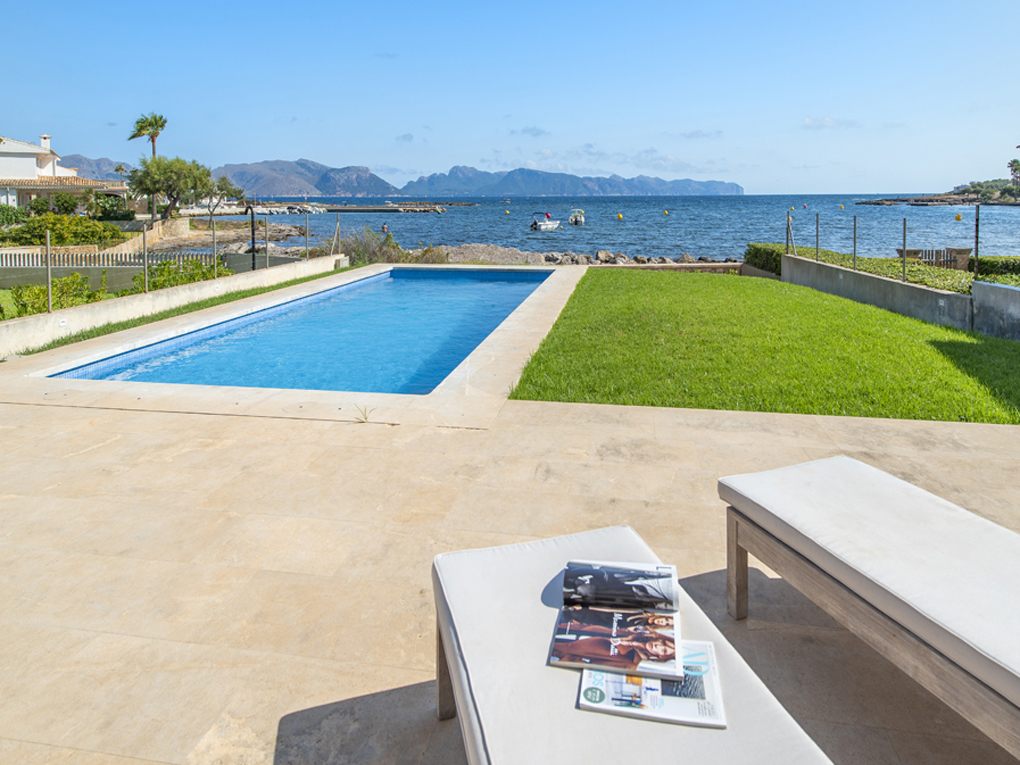 Spectacular villa with 5 en-suite bedrooms on the seafront in Alcudia