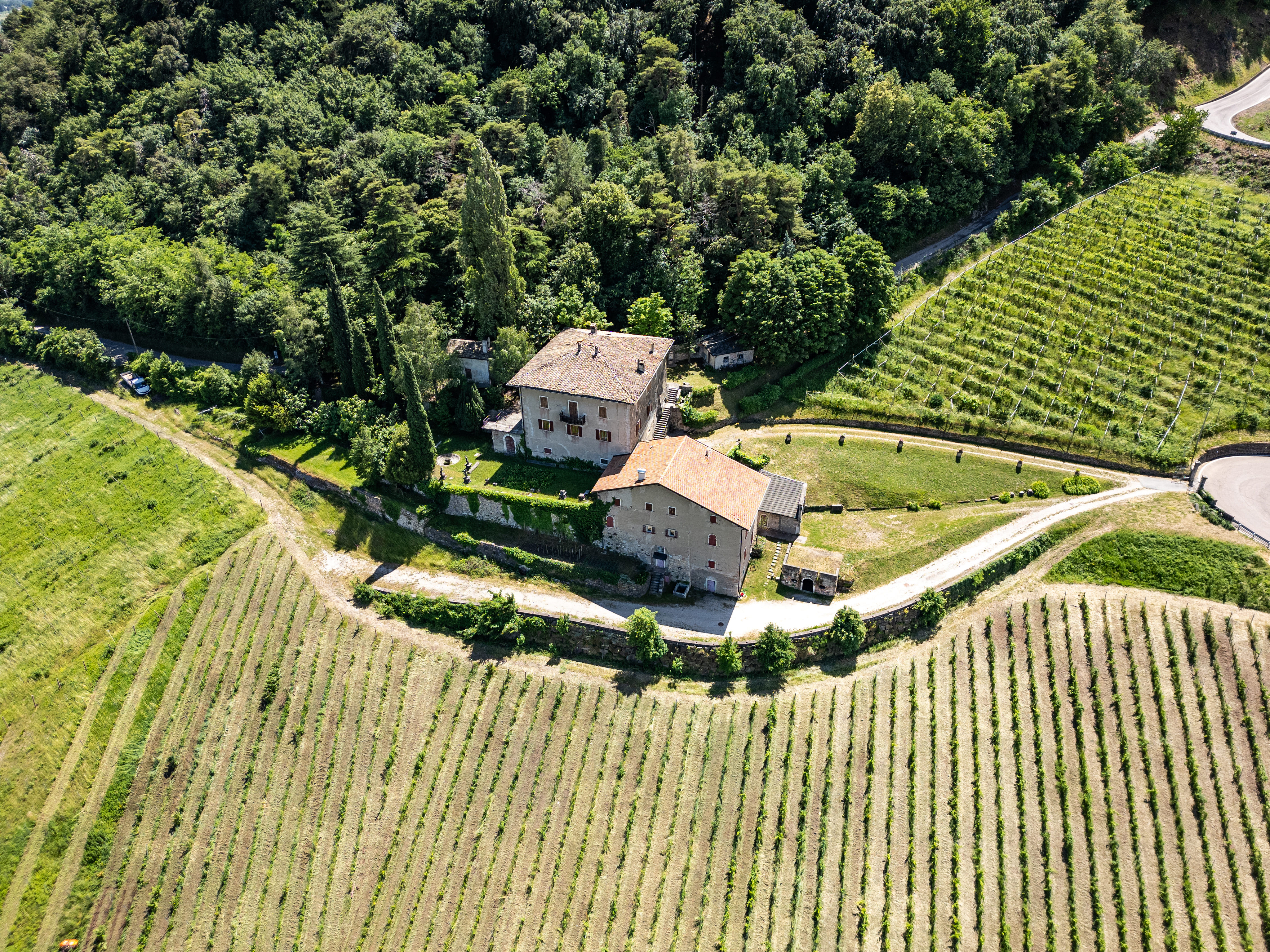 Villa Patuzzi Tabarelli De Fatis, Gut und Kapelle: Denkmal des Trentiner Gedächtnisses