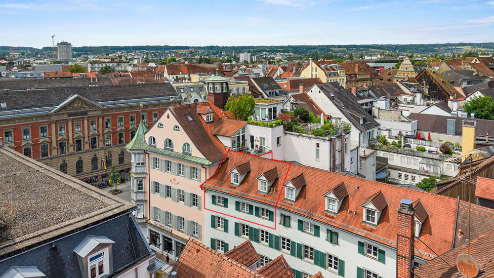 Urbanes Refugium: Elegante Maisonette-Wohnung mit Balkon in der Konstanzer City