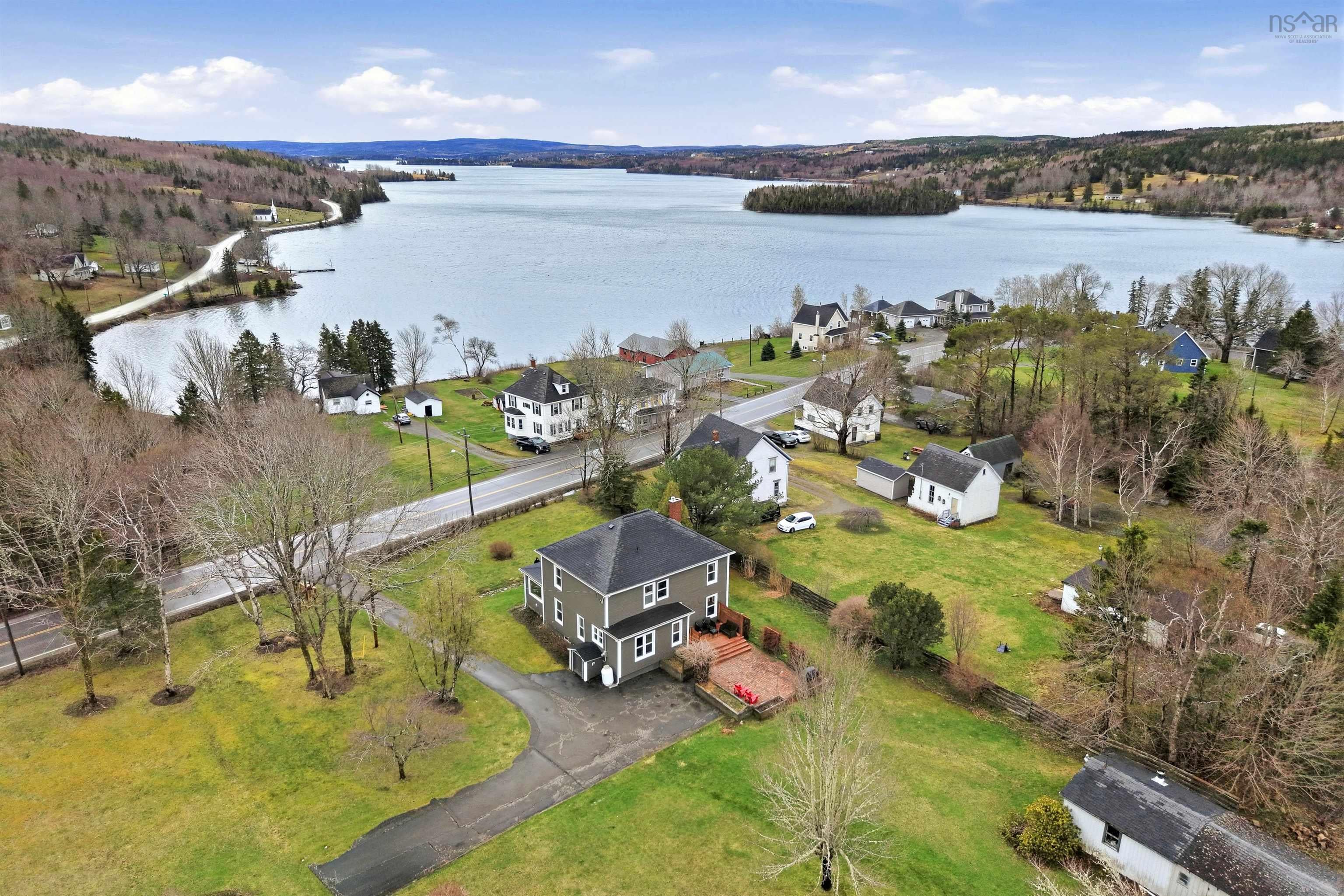 120-Yr Edwardian Character Home on 2.6 Acres