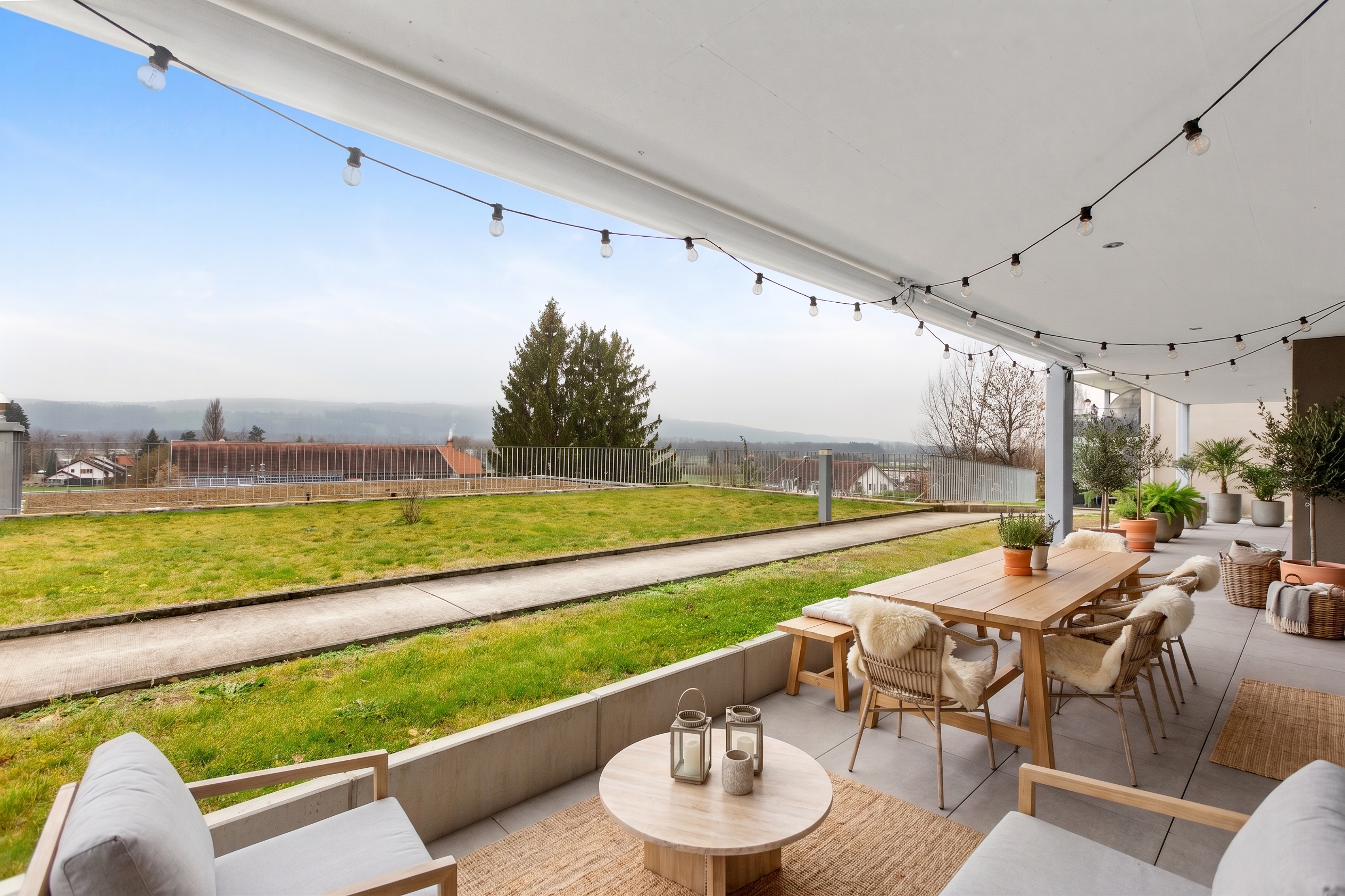Panorama, Ruhe und Wohnqualität auf höchstem Niveau - Exklusive 5.5 Zimmer Gartenwohnung am Lindenhügel
