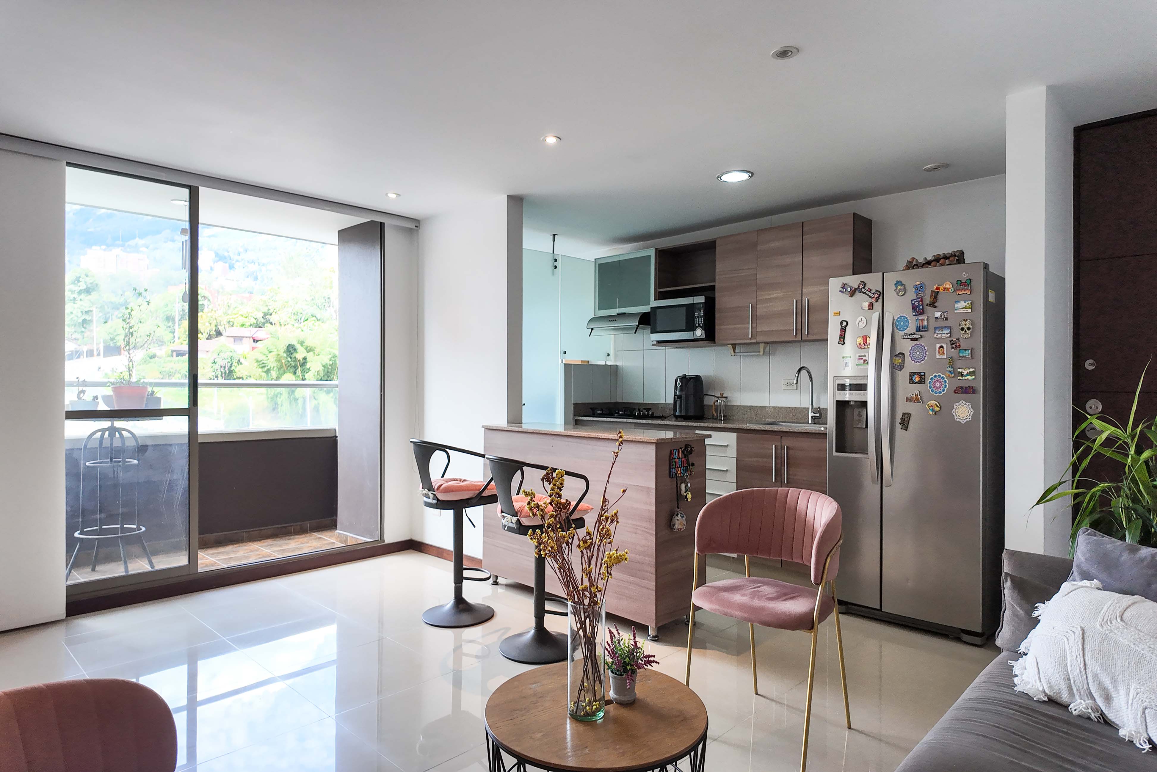 Apartamento amoblado con balcón y clubhouse para arriendo en La Abadía, Envigado