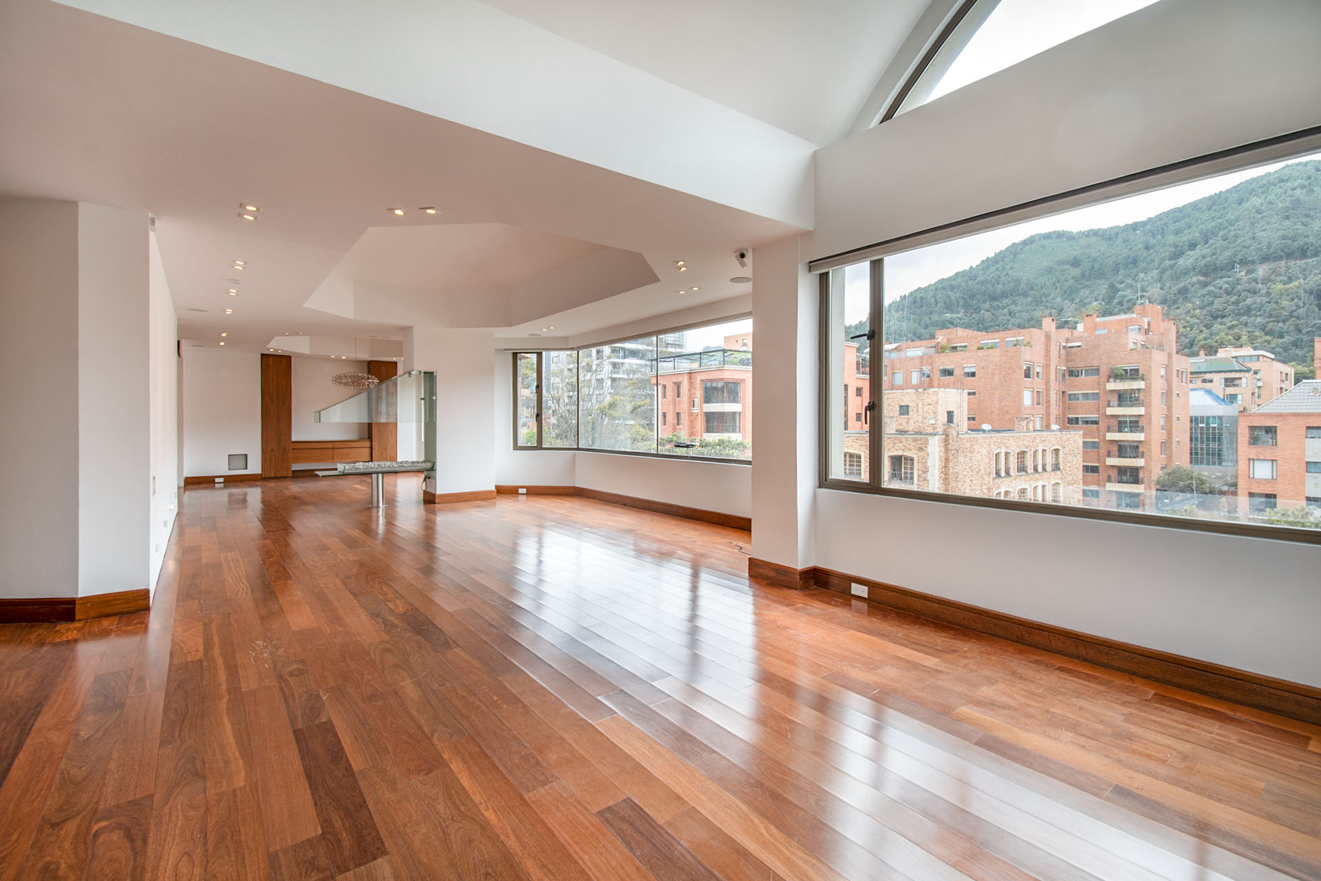 Penthouse remodelado con terraza para arriendo en Chicó Museo
