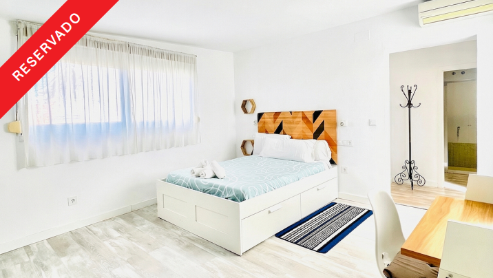 Bright fully furnished apartment with elevator steps from the Guadalquivir in Triana