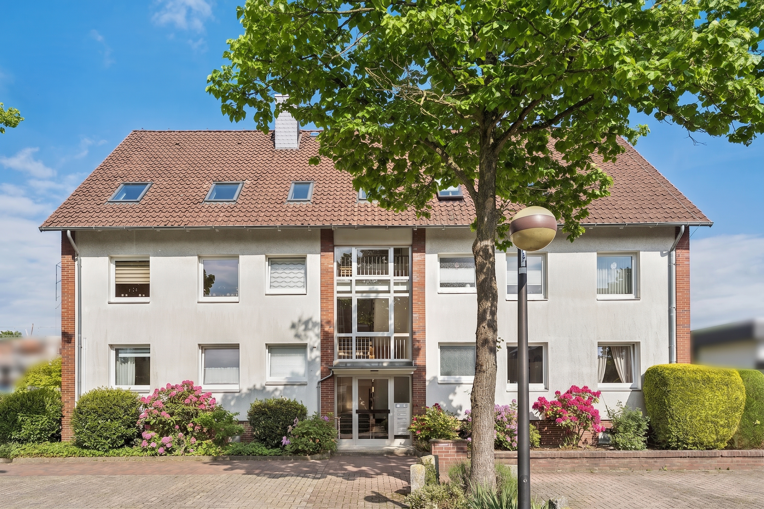 Grüne Oase mit sicherer Rendite: Gut vermietete 3-Zi.-Wohnung am Stadtpark Stadthagen