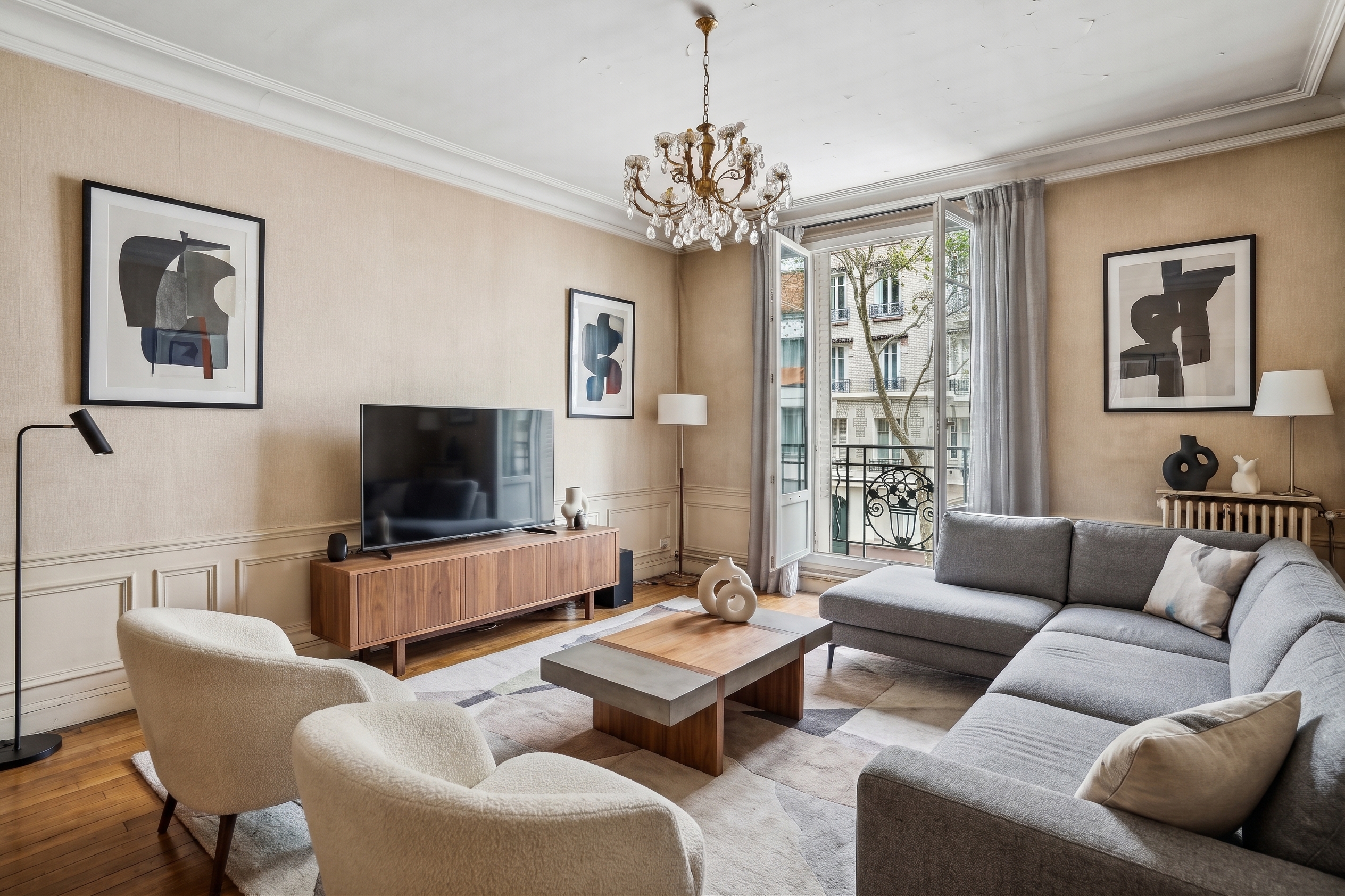 Charming family apartment in need of renovation – Chardon-Lagache, Paris 16th – Great potential for customization [AI-modified]