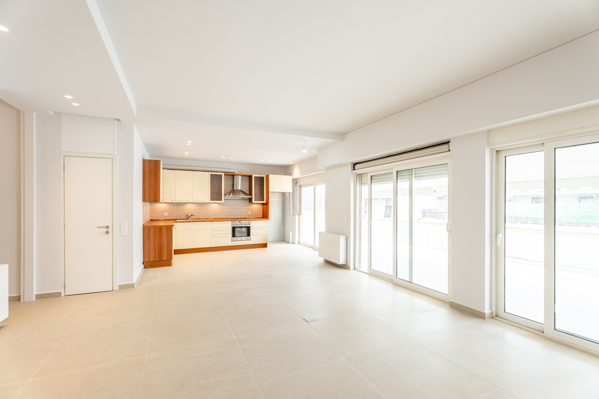 Renovated  penthouse 120 sq.m. in Plateia Amerikis