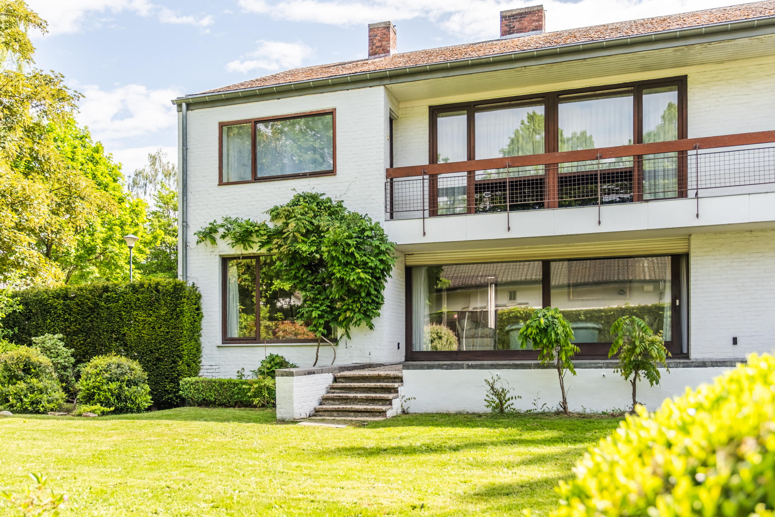 Architect-designed 5-bedroom house with south-west facing garden