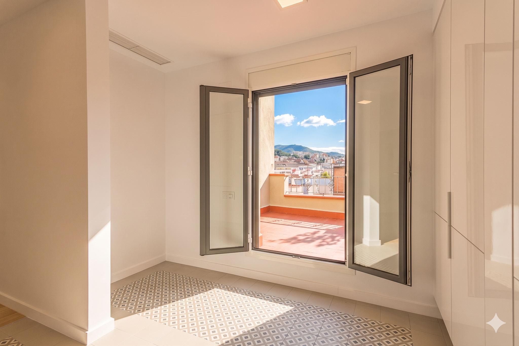 Renovated penthouse with terrace, dual aspect and panoramic views