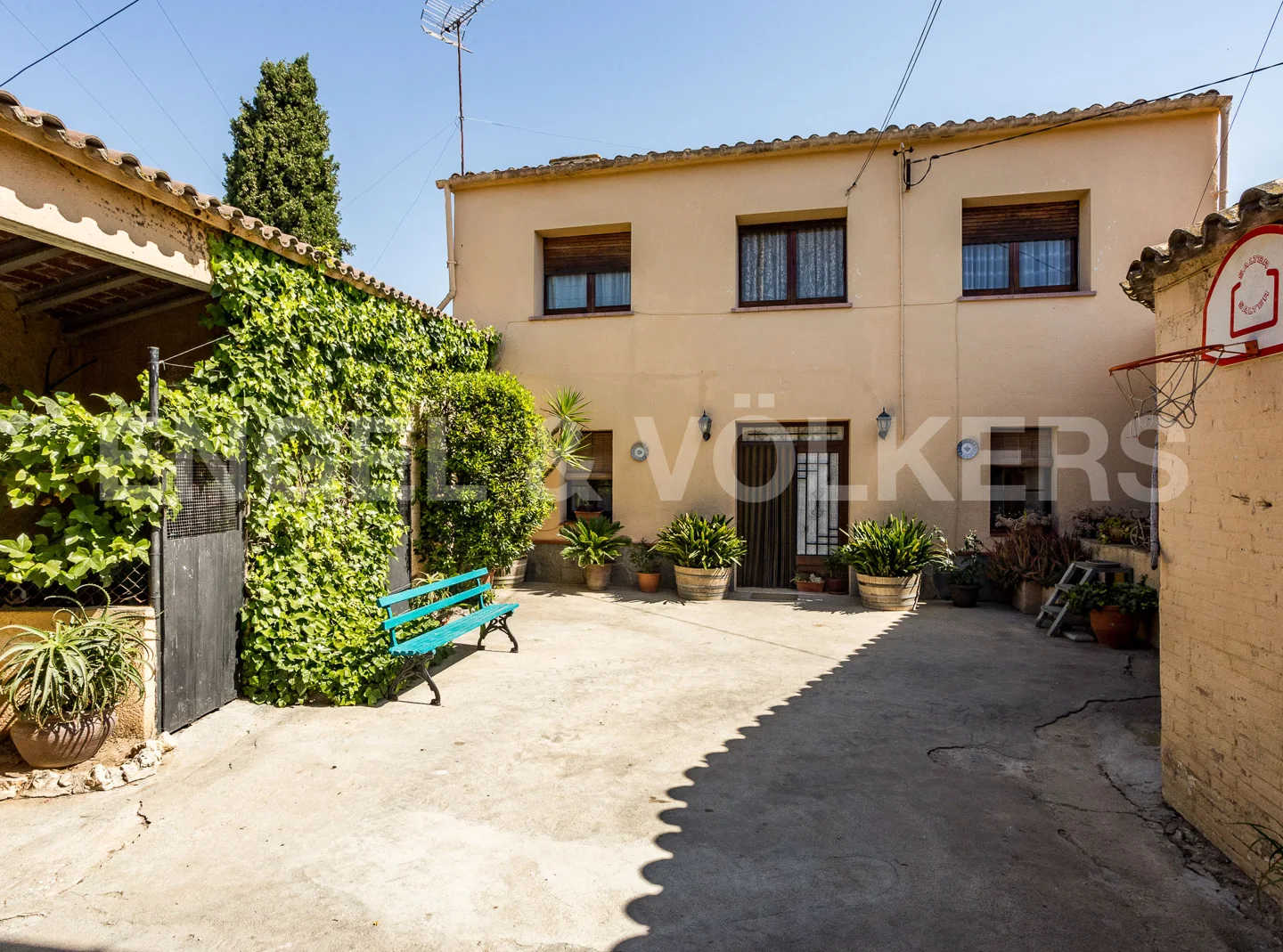 Beautiful farmhouse surrounded by vineyards in Vilafranca