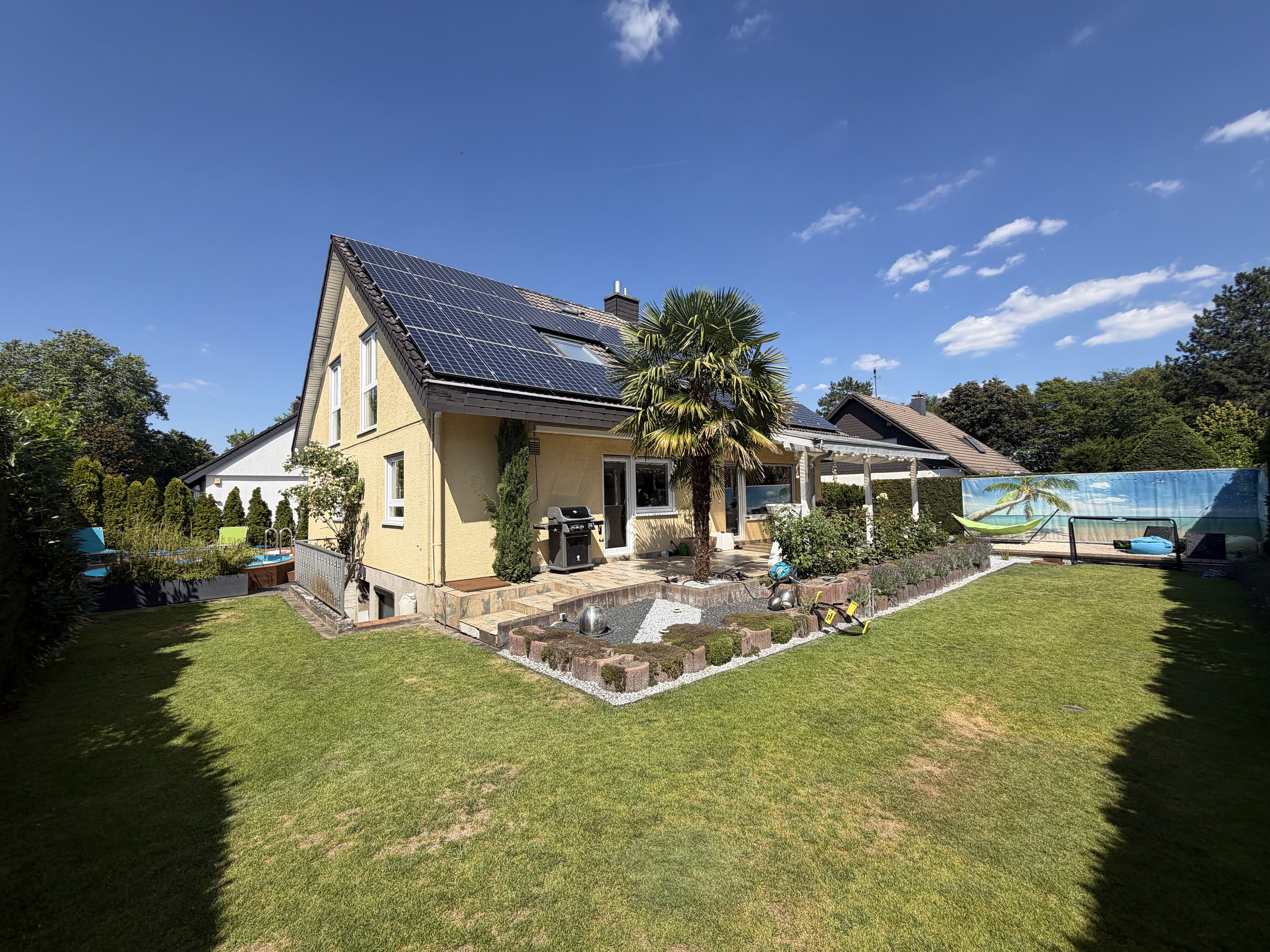 Raum für Familie, Beruf und Lebensqualität - Exklusives 7-Zimmer-Haus mit Pool und Kamin