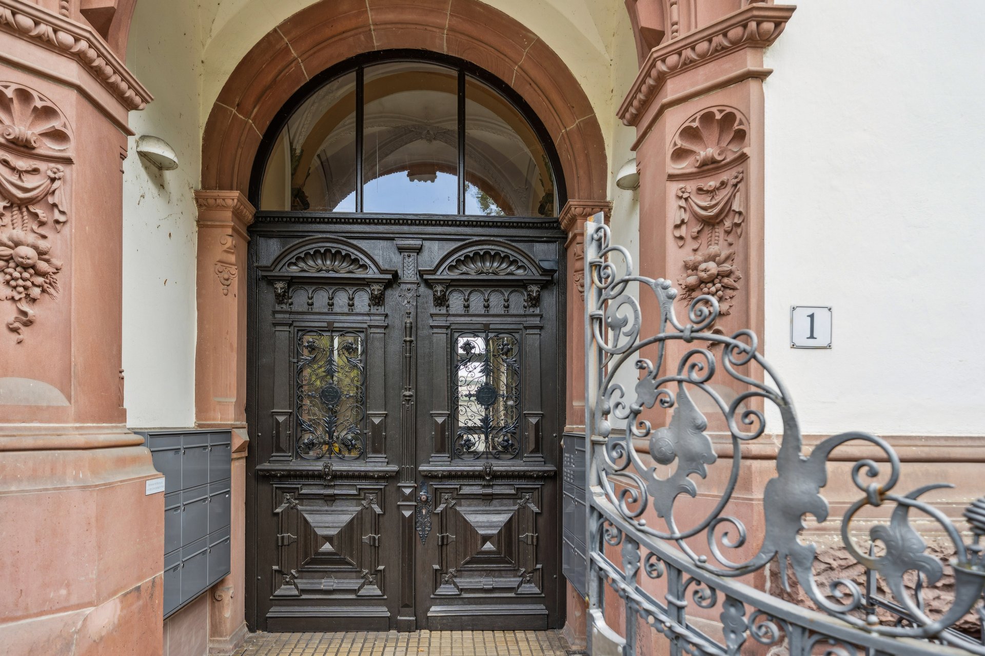 Stilvoll sanierte 2-Zimmer-Altbauwohnung in begehrter Südstadtlage