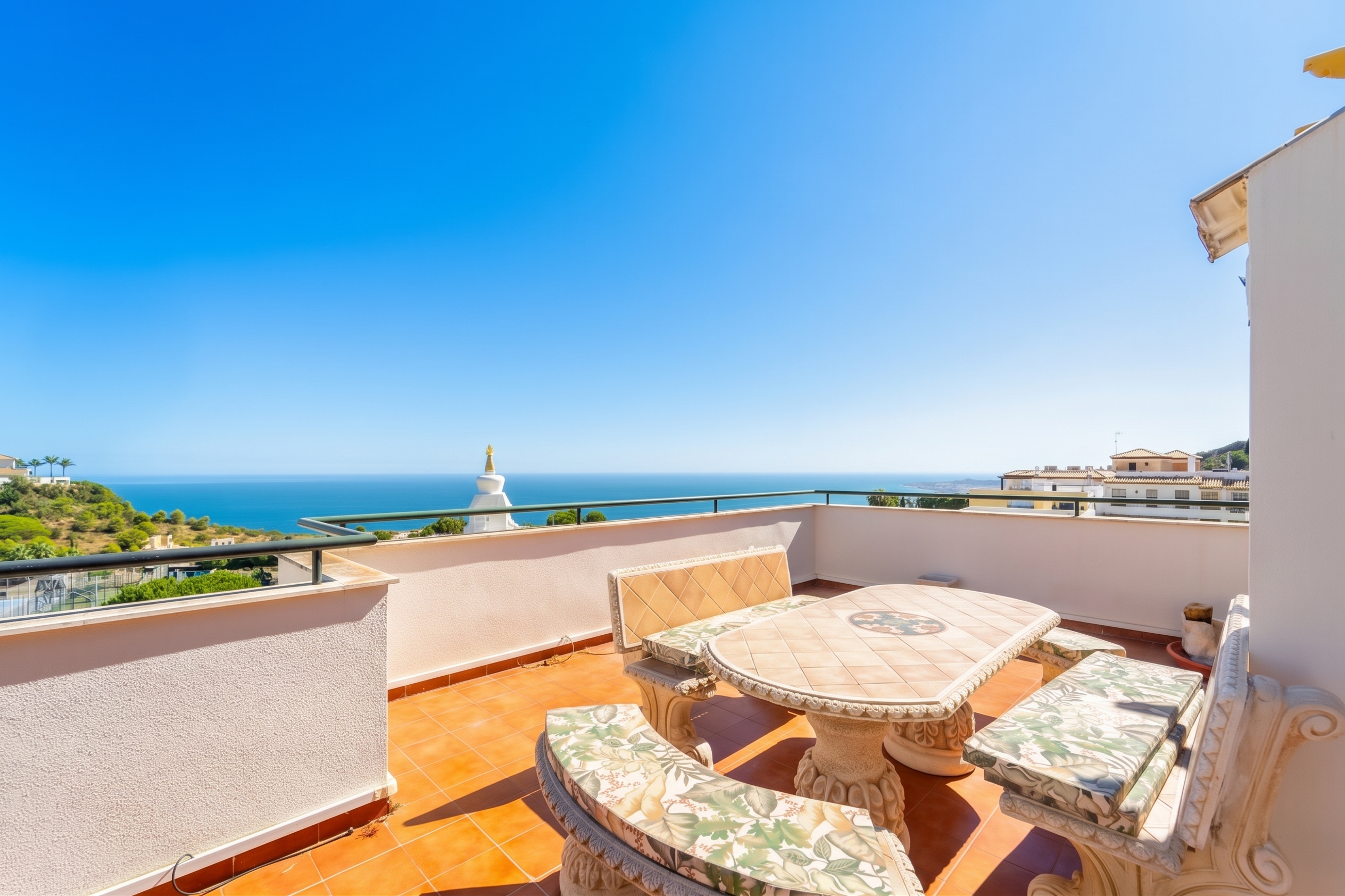 Exklusives Penthouse mit 80 m² großer Terrasse und Panoramablick aufs Meer