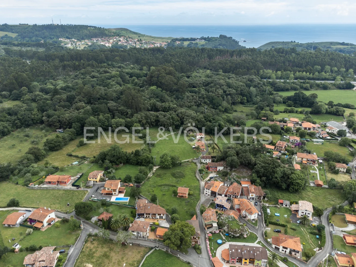 Small house and building plot near Llanes