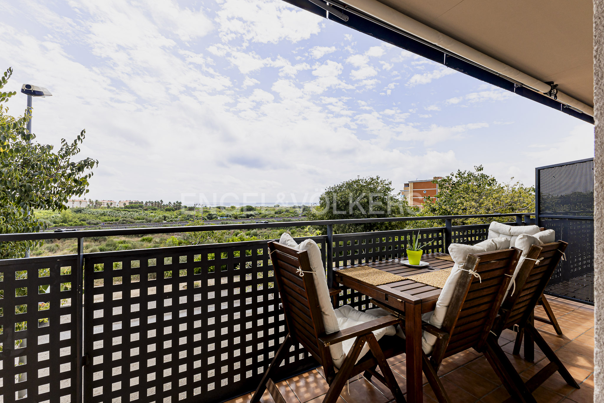 Bright apartment: Sea views, pool, and parking.