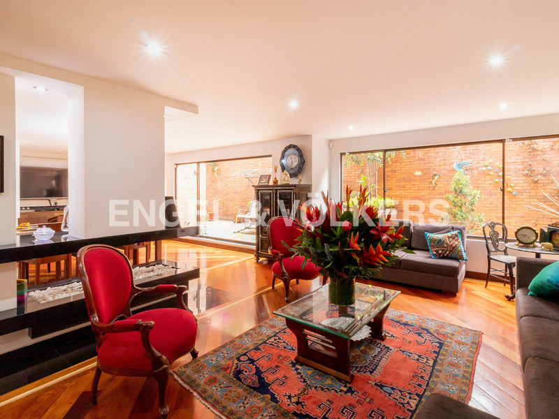Amplio apartamento con terraza para arriendo en Rosales