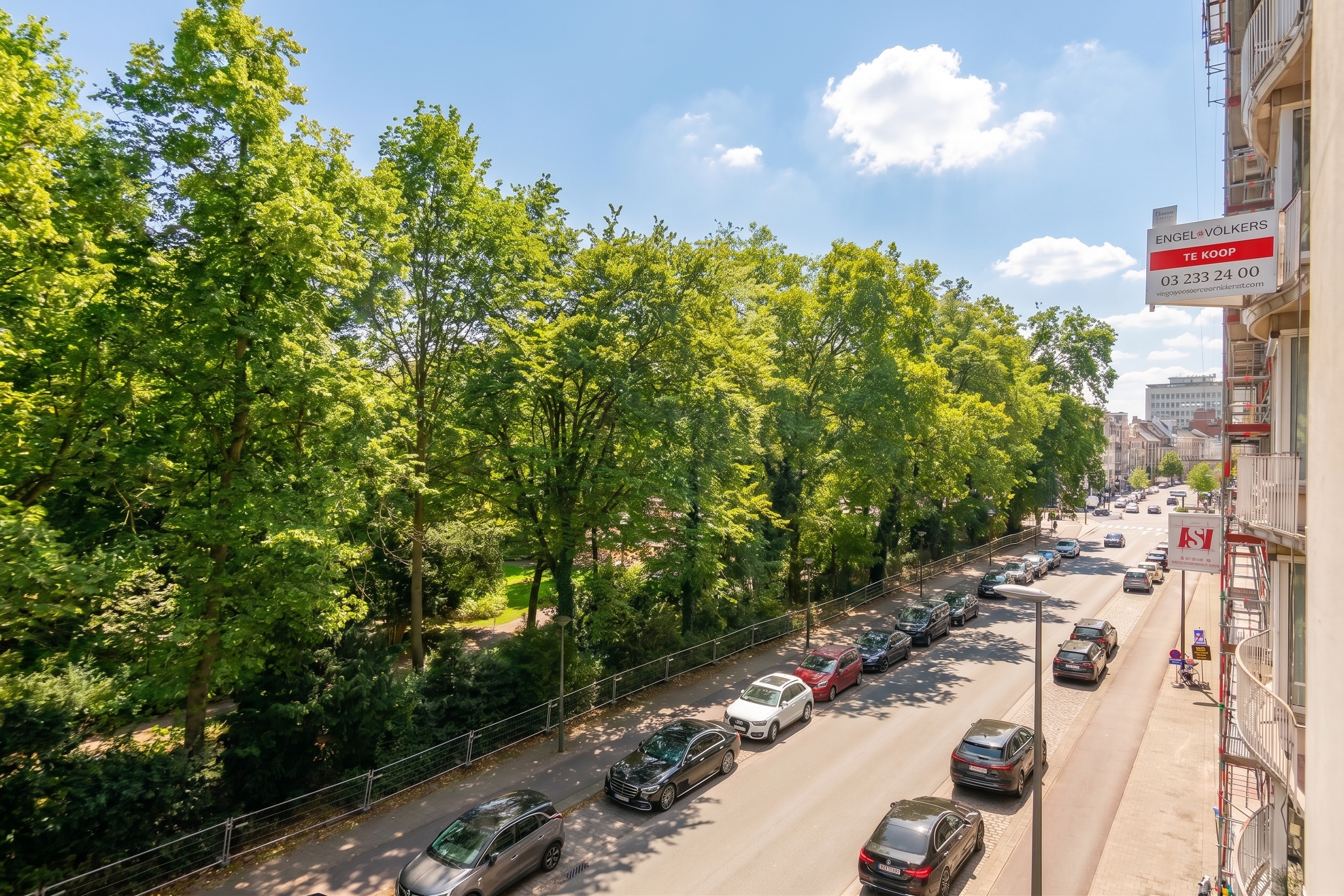 Spacious apartment with full frontal view of the City Park