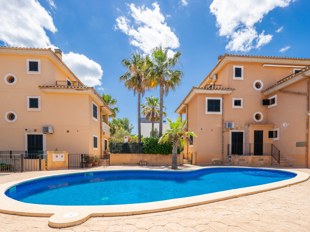 Semi-detached villa with private garden near the beach in Can Picafort