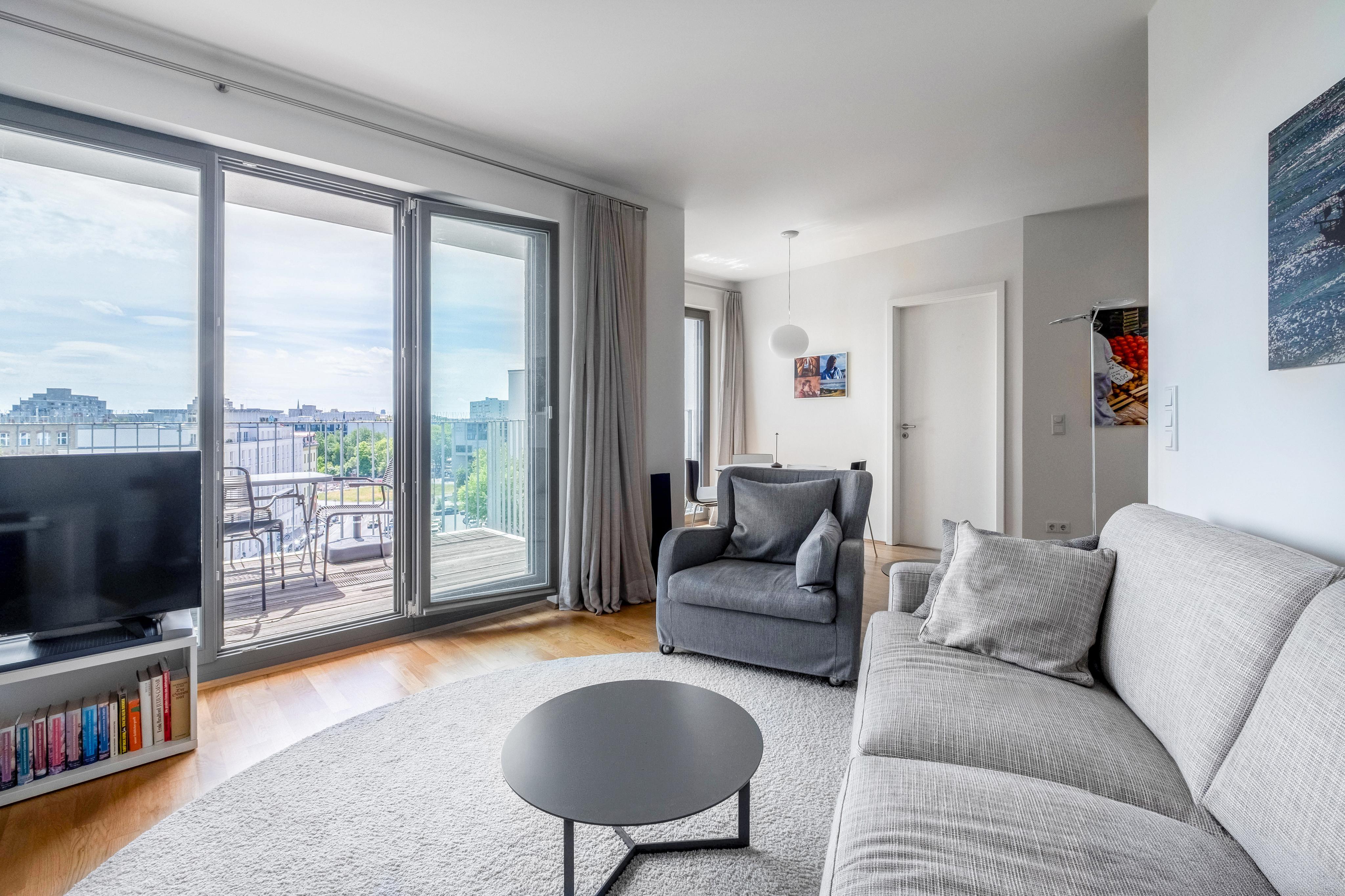 Sunny city apartment with south-facing balcony and elevator