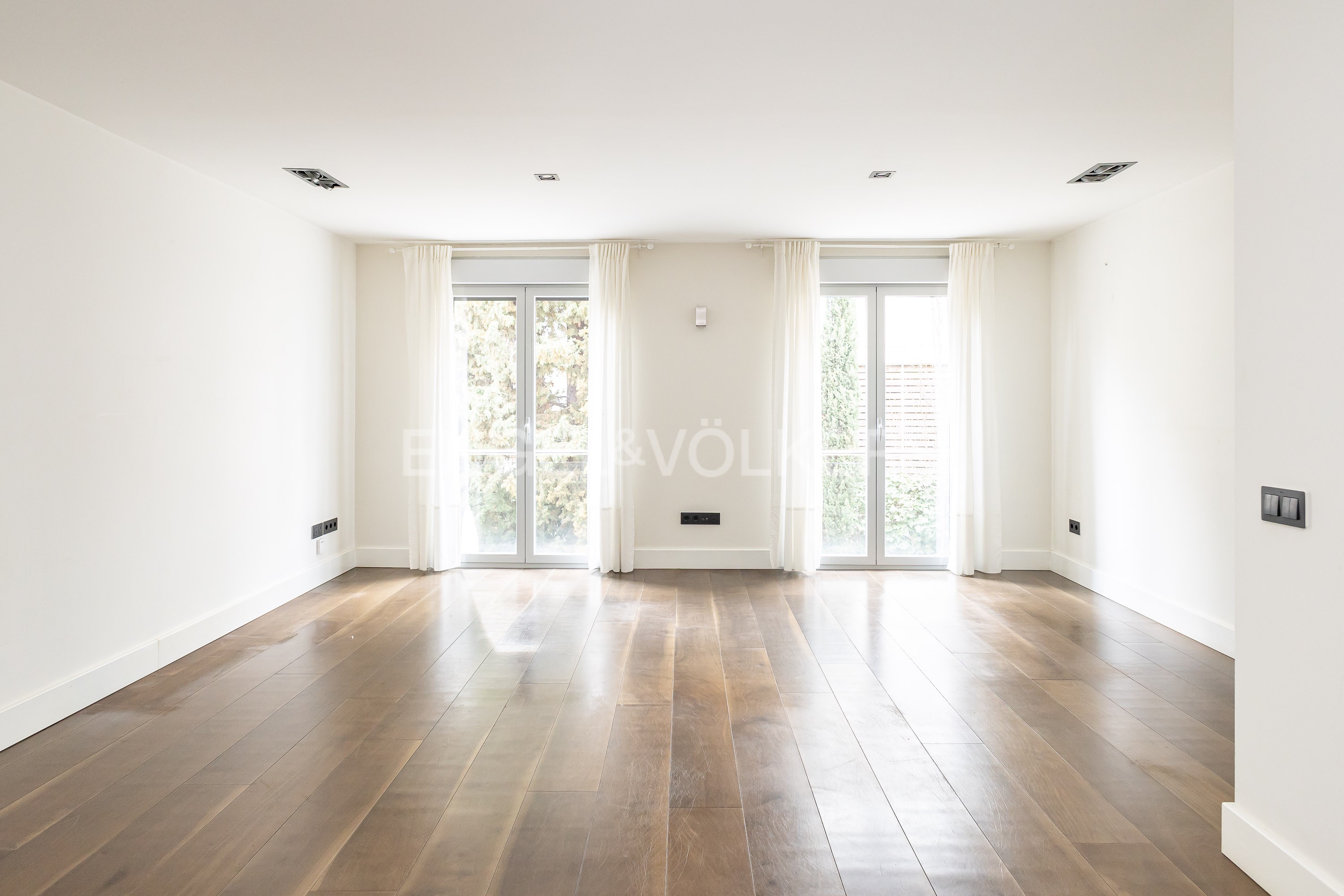 Stunning and unfurnishing apartment for rent in El Viso street