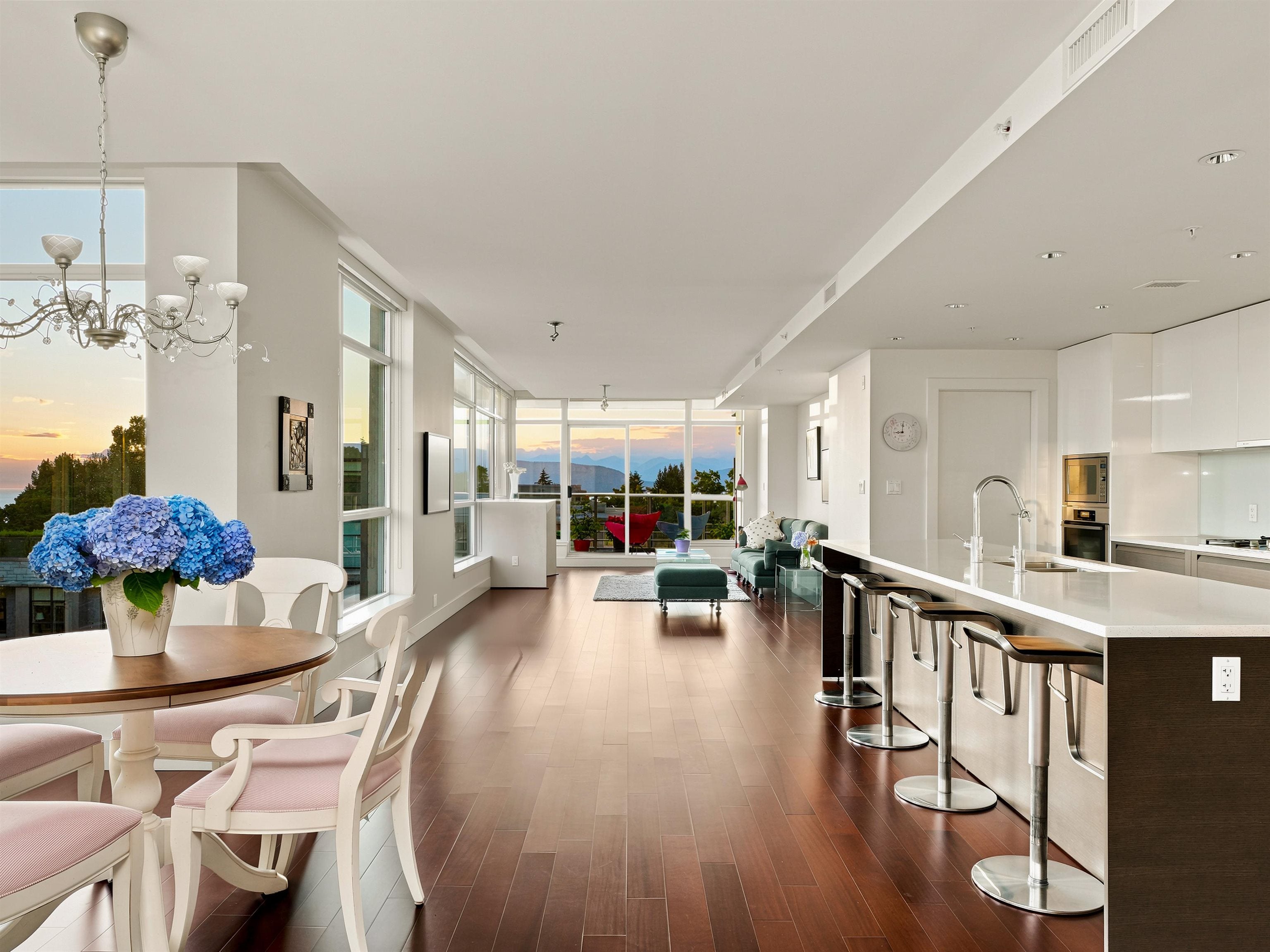 Stunning 3-Bedroom,3.5-Bath Sub-Penthouse @ Stirling House!