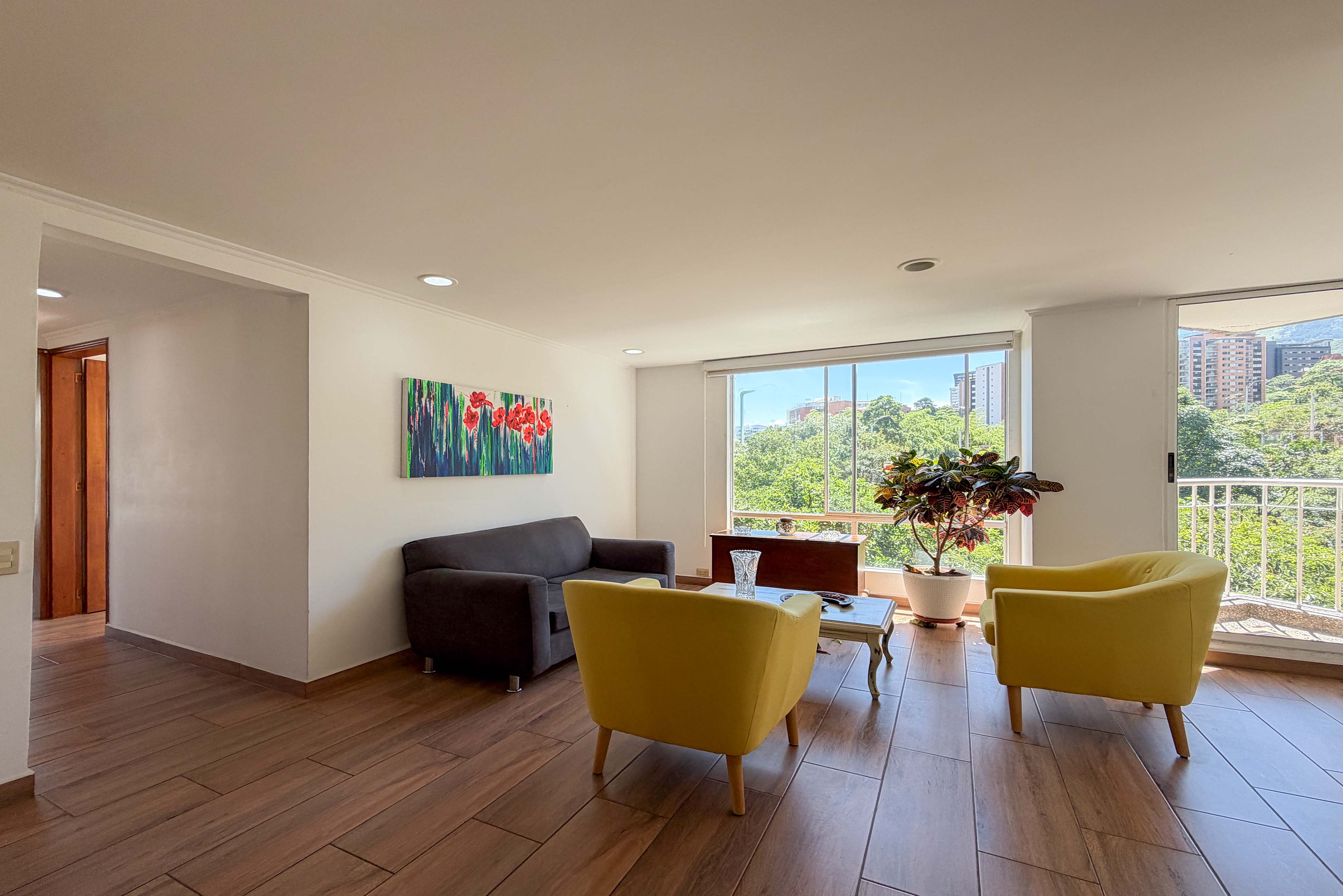 Apartamento iluminado y con vista verde para venta en Los Balsos, El Poblado