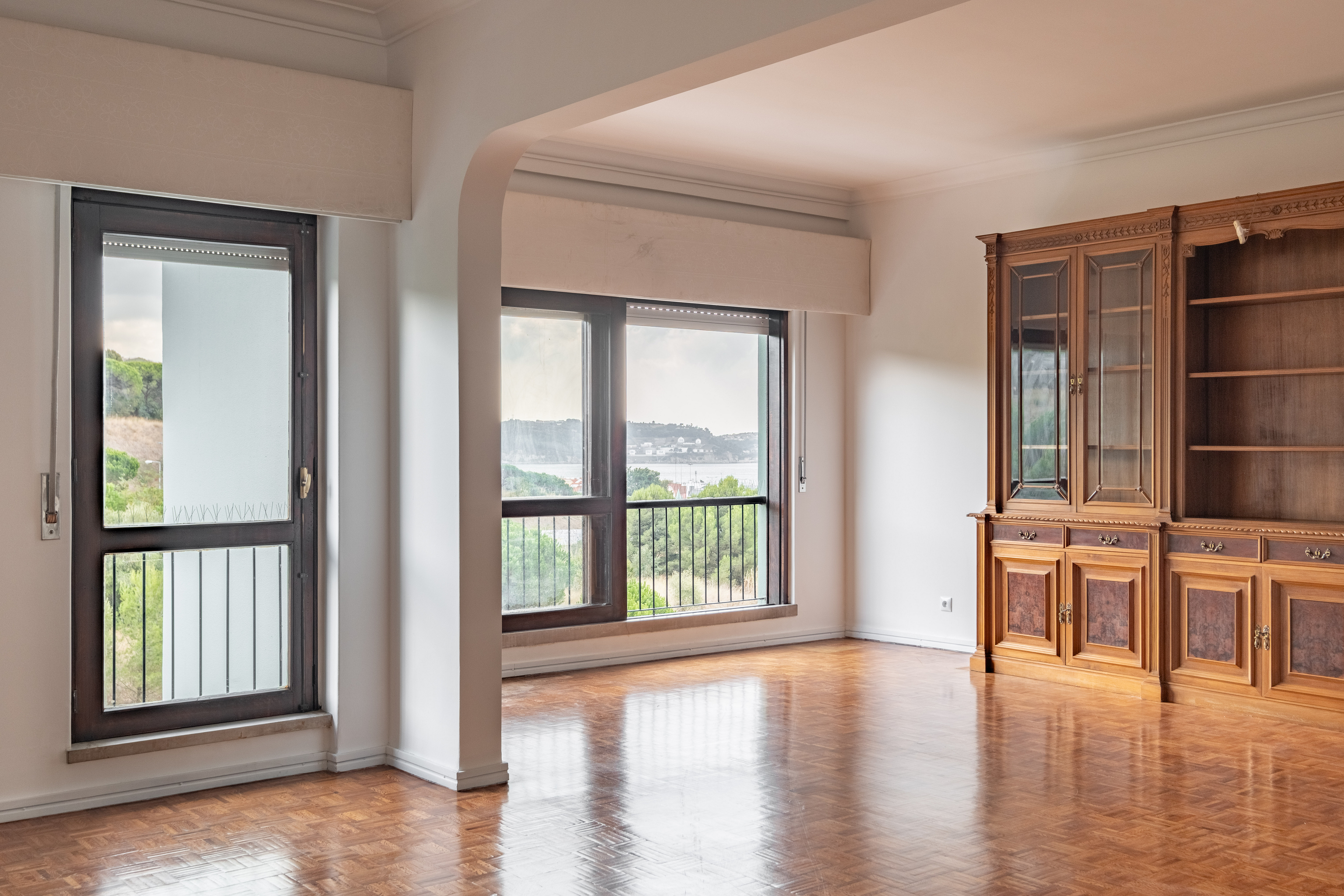 Spacious 3-bedroom apartment in Algés