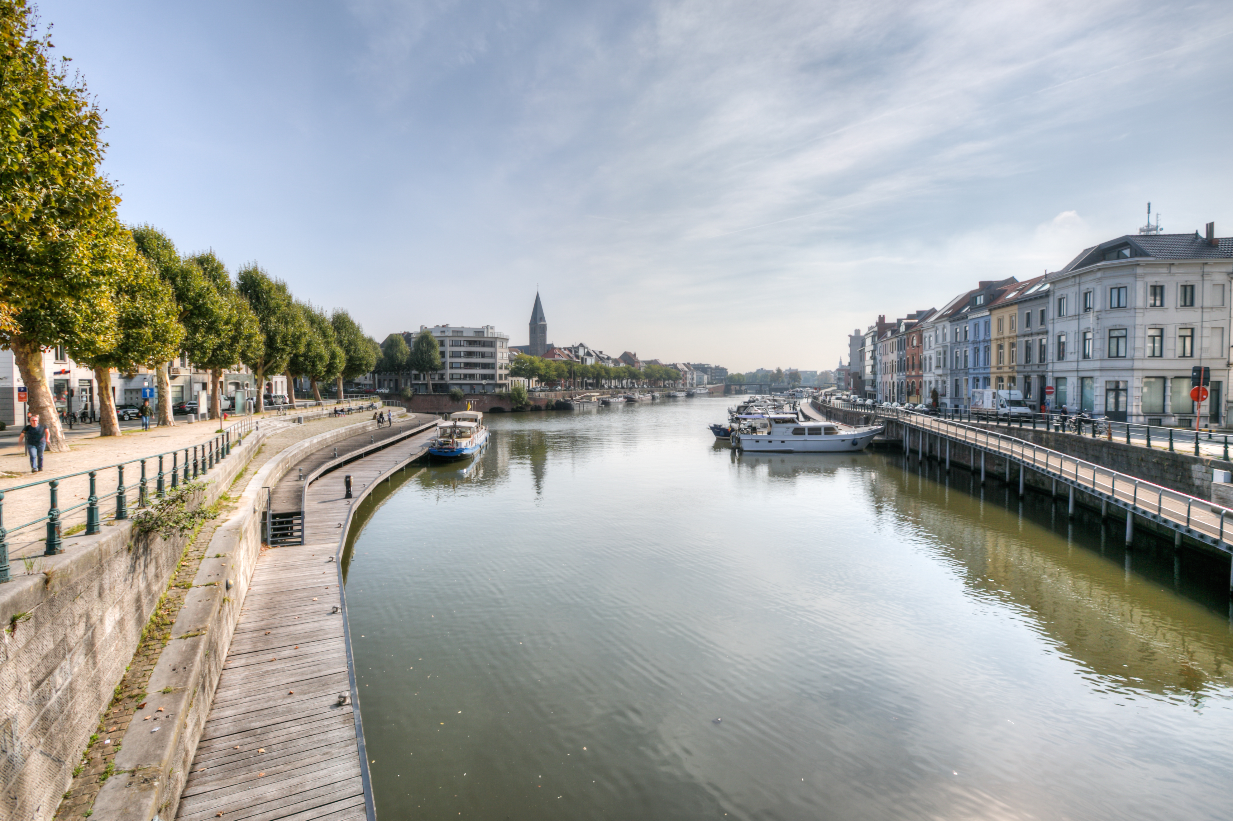 Gemeubeld appartement met veel lichtinval op toplocatie