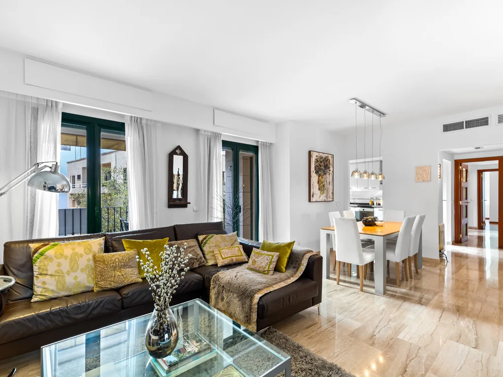 Elegant flat with terrace, parking and communal pool