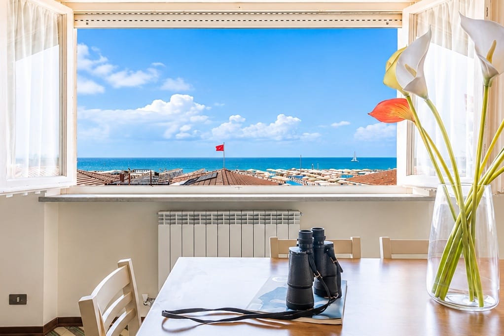 Seafront terrace: sea-view apartment on the promenade