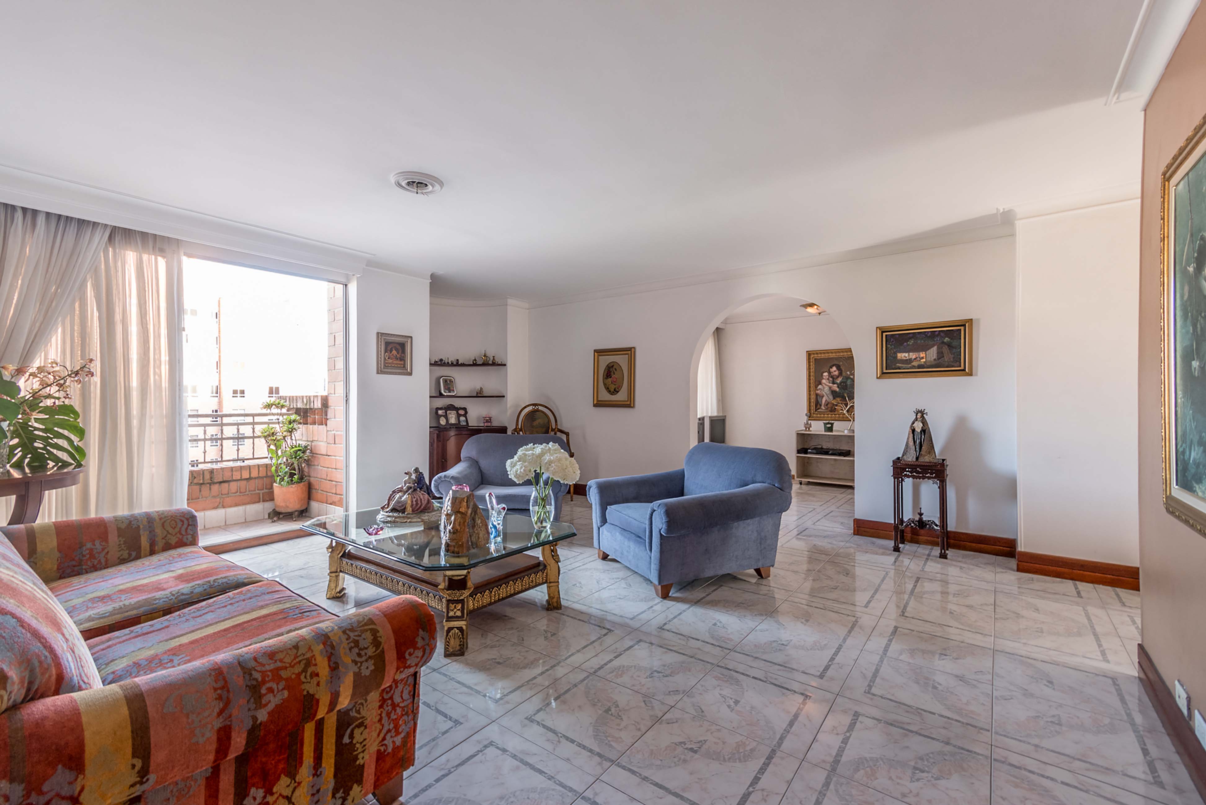 Apartamento dúplex con balcones para venta en Laureles