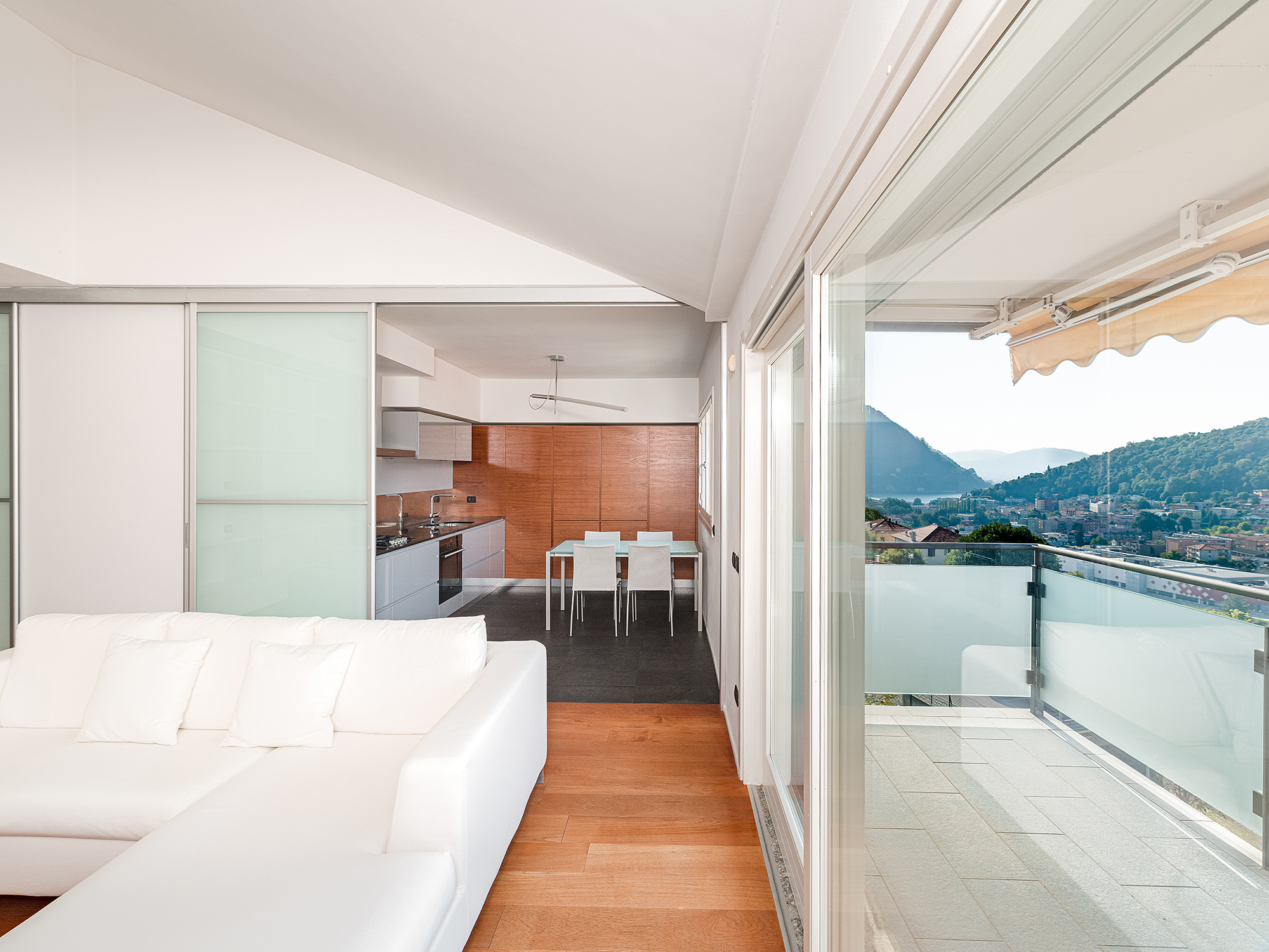 Elegant two-storey apartment in a hillside area of Cernobbio